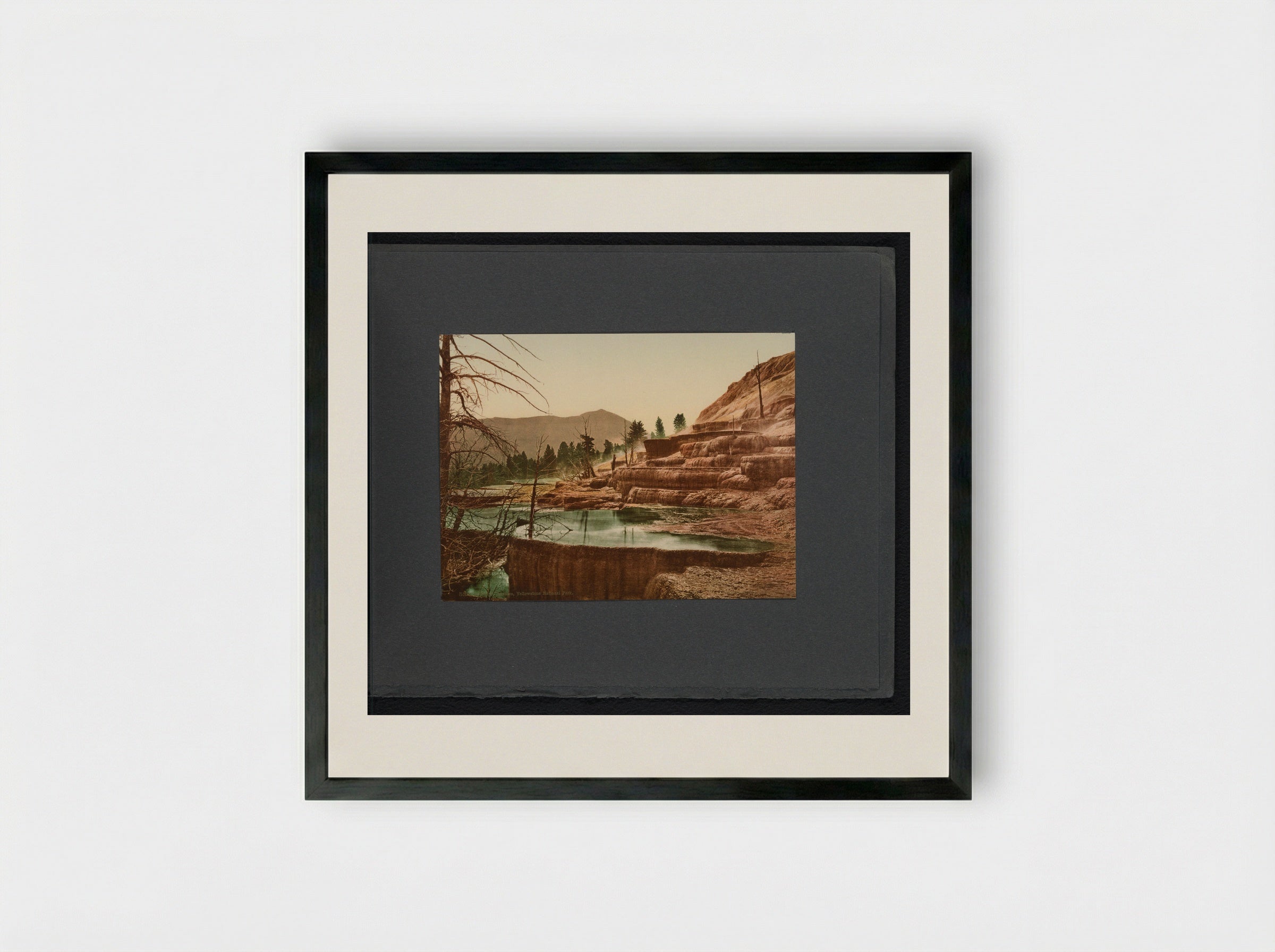 Gezicht op de Pulpit Terraces in Yellowstone National Park - William Henry Jackson - Framed Print Black