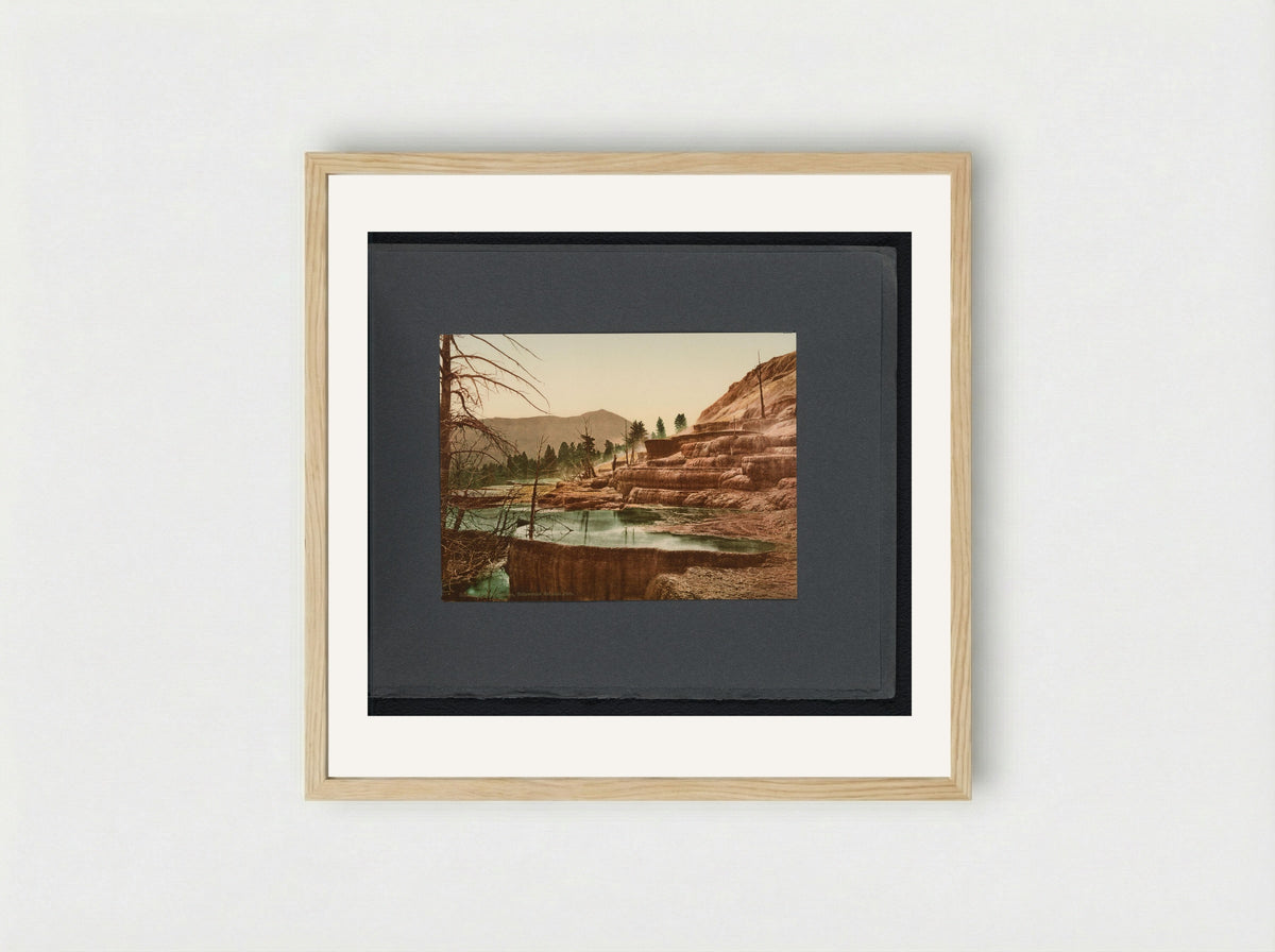 Gezicht op de Pulpit Terraces in Yellowstone National Park - William Henry Jackson - Framed Print Wood