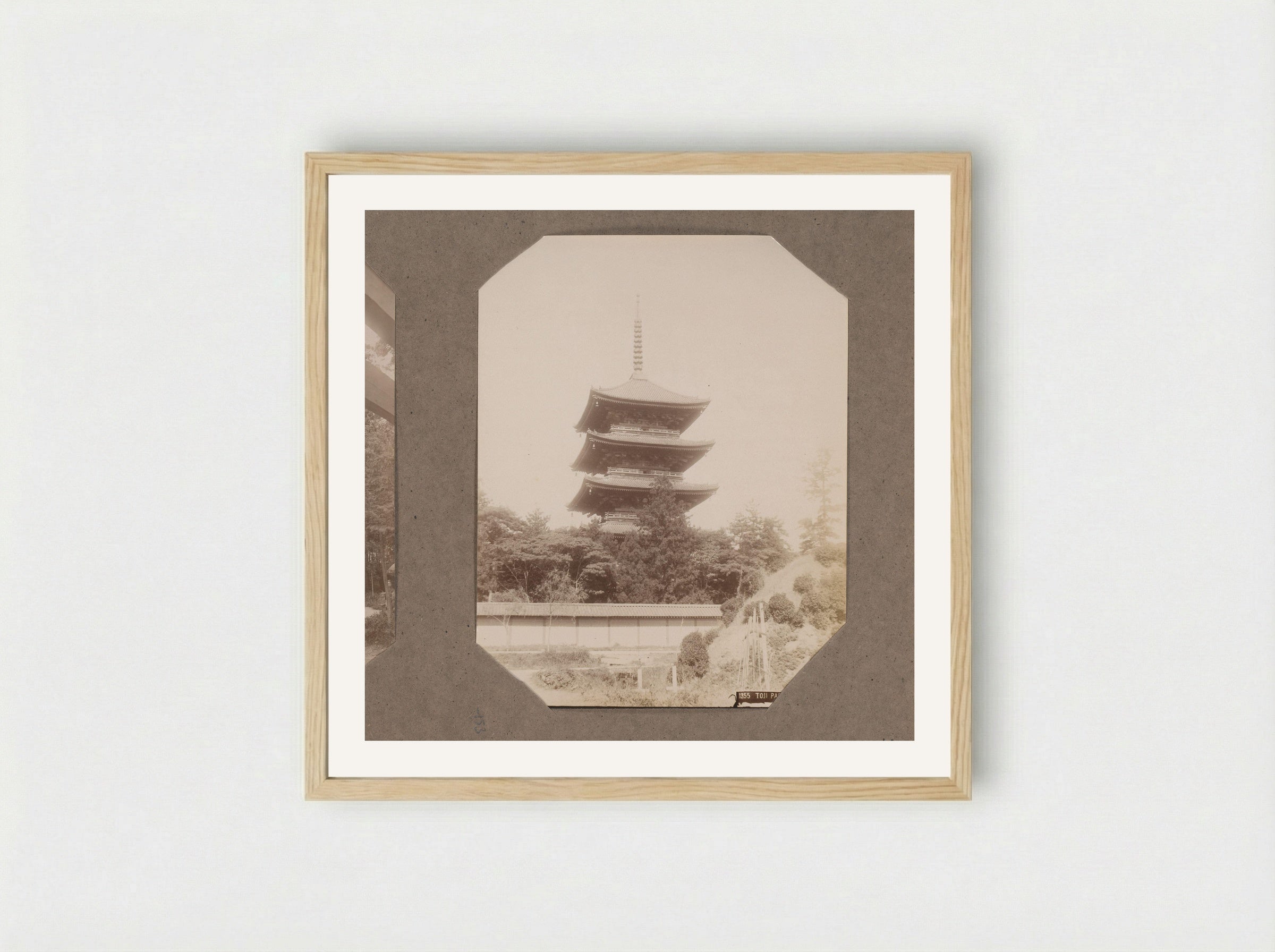 Gezicht op de Toji pagode in Kyoto, Japan - Kusakabe Kimbei - Framed Print Wood