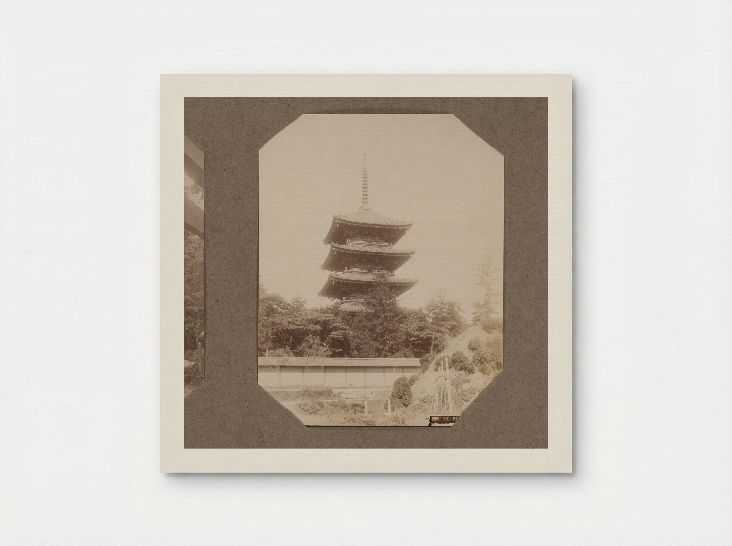 Gezicht op de Toji pagode in Kyoto, Japan - Kusakabe Kimbei - Poster