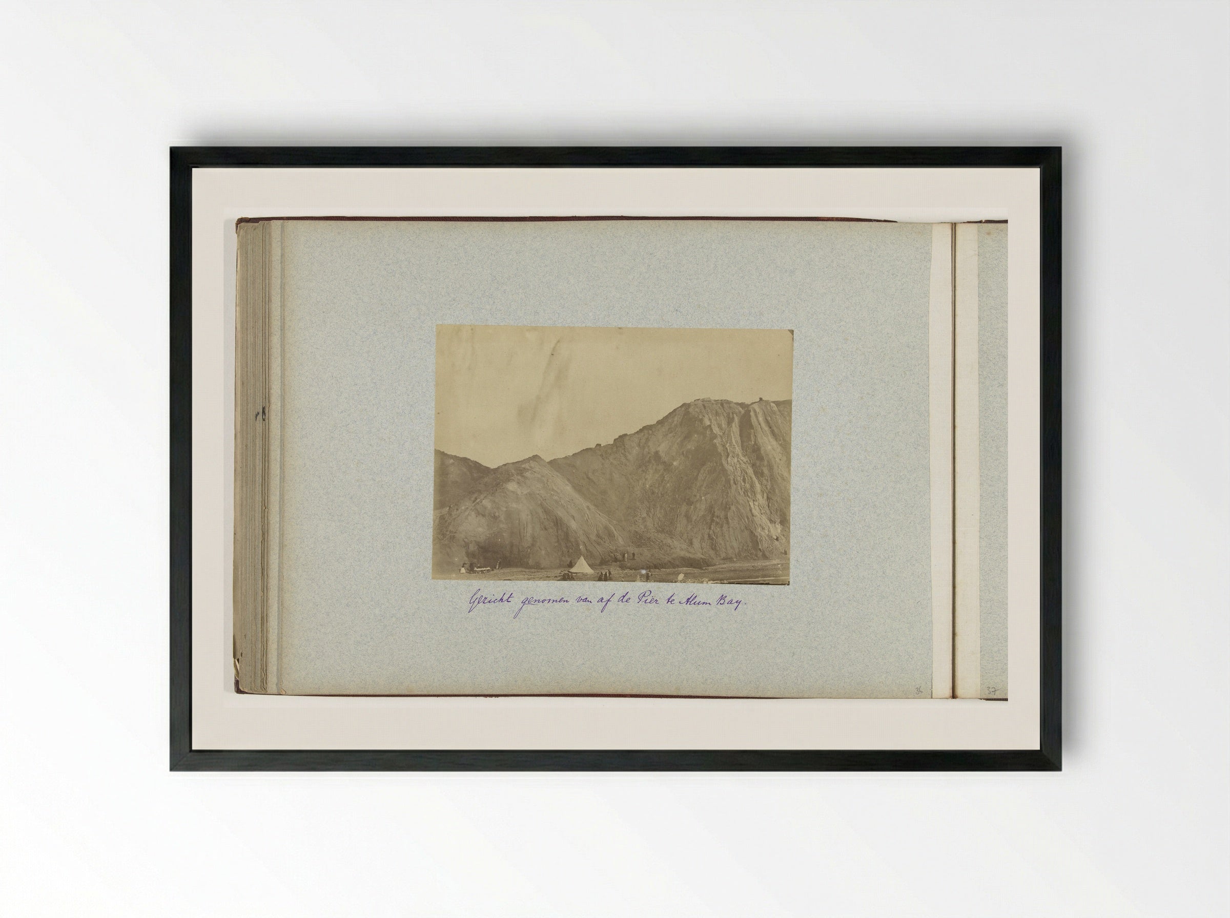Gezicht op de bergen rond Alum Bay - Henry Pauw van Wieldrecht - Framed Print Black