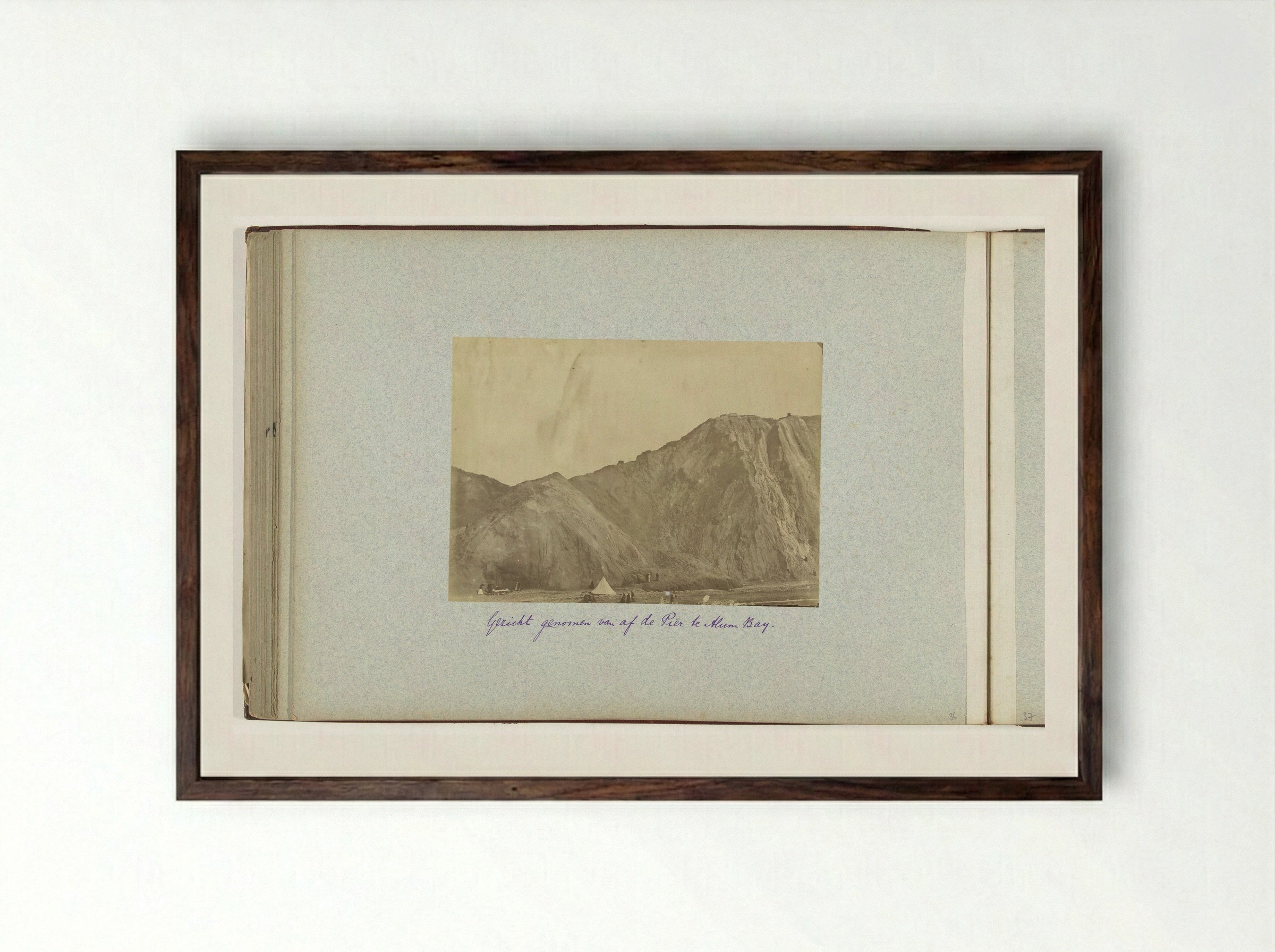 Gezicht op de bergen rond Alum Bay - Henry Pauw van Wieldrecht - Framed Print Dark Wood