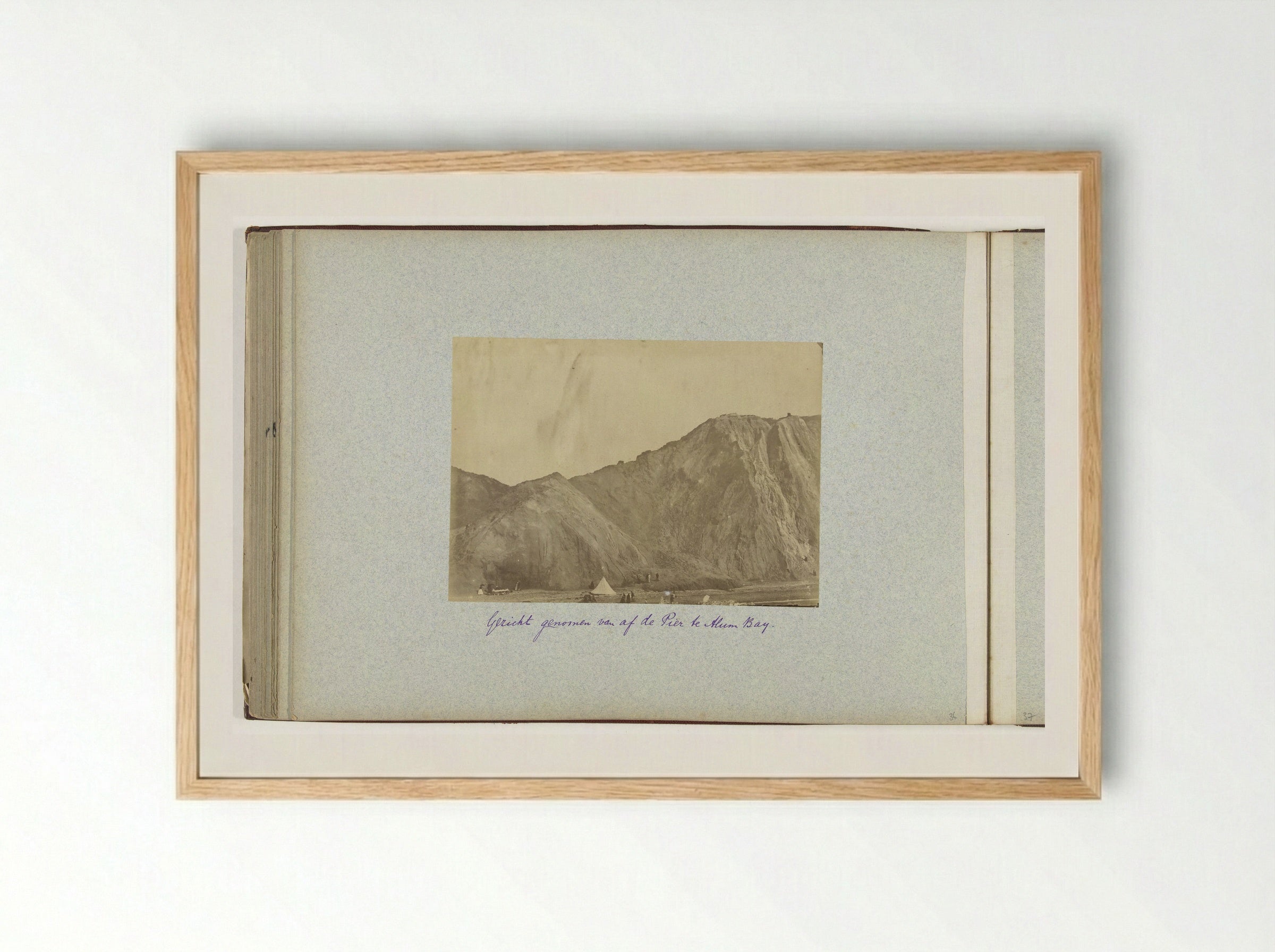 Gezicht op de bergen rond Alum Bay - Henry Pauw van Wieldrecht - Framed Print Wood