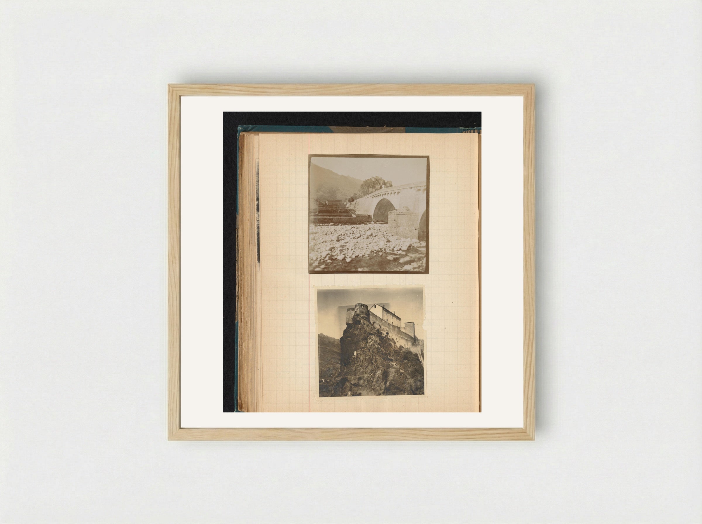 Gezicht op de oude stenen brug en de citadel in Corté, Corsica - Théodore van Lelyveld - Framed Print Wood