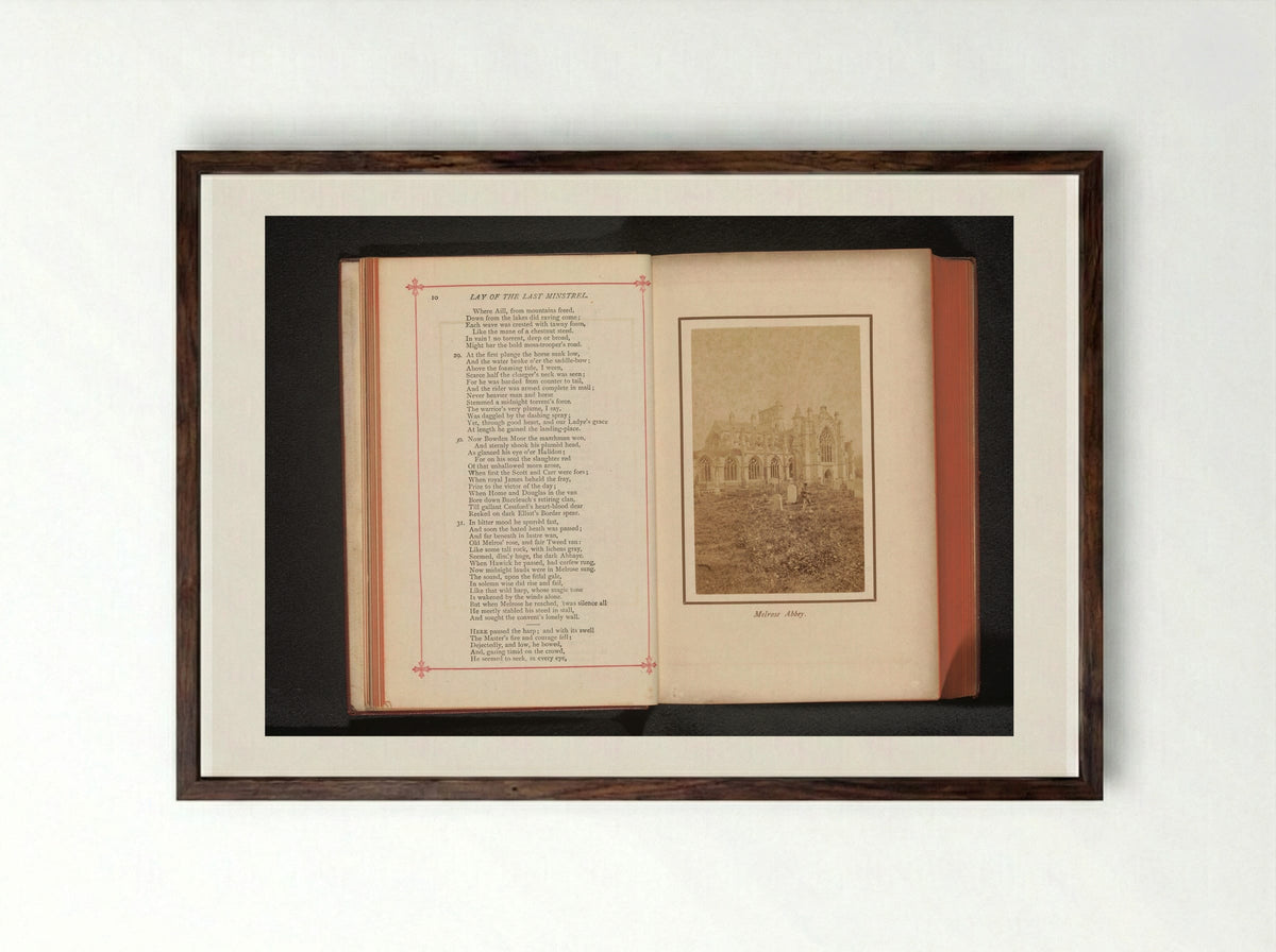 Gezicht op de ruïne van Melrose Abbey - George Washington Wilson - Framed Print Dark Wood