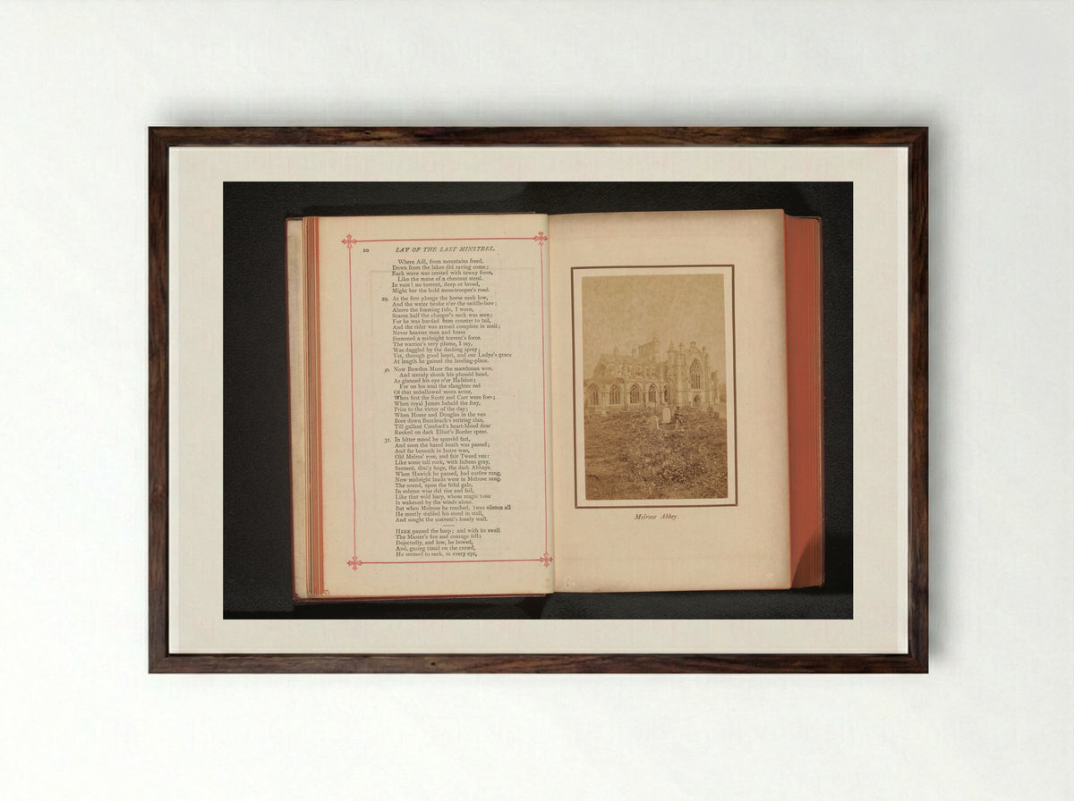 Gezicht op de ruïne van Melrose Abbey - George Washington Wilson - Framed Print Dark Wood