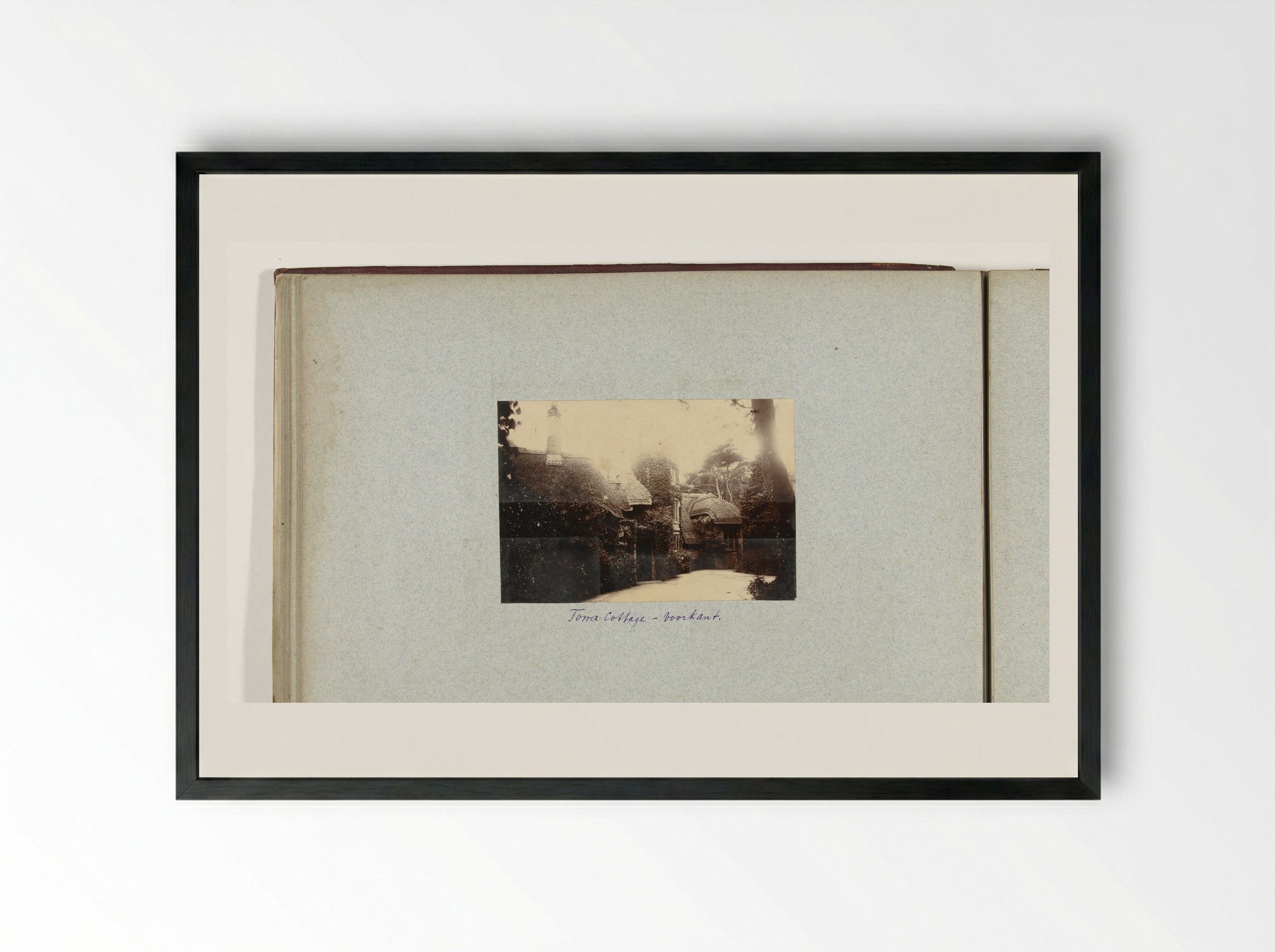 Gezicht op de voorzijde van Tower Cottage, Shanklin - Henry Pauw van Wieldrecht - Framed Print Black