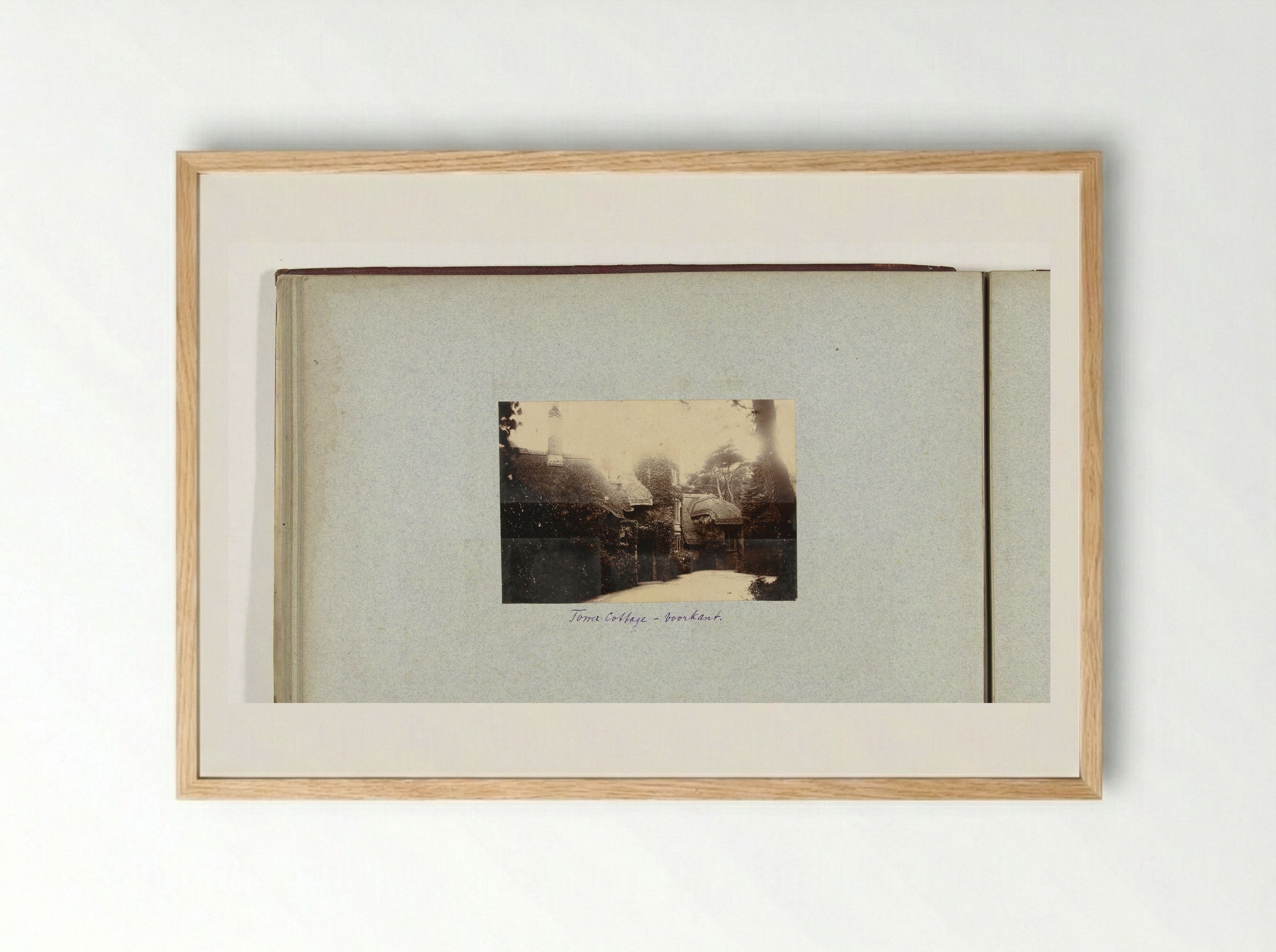 Gezicht op de voorzijde van Tower Cottage, Shanklin - Henry Pauw van Wieldrecht - Framed Print Wood