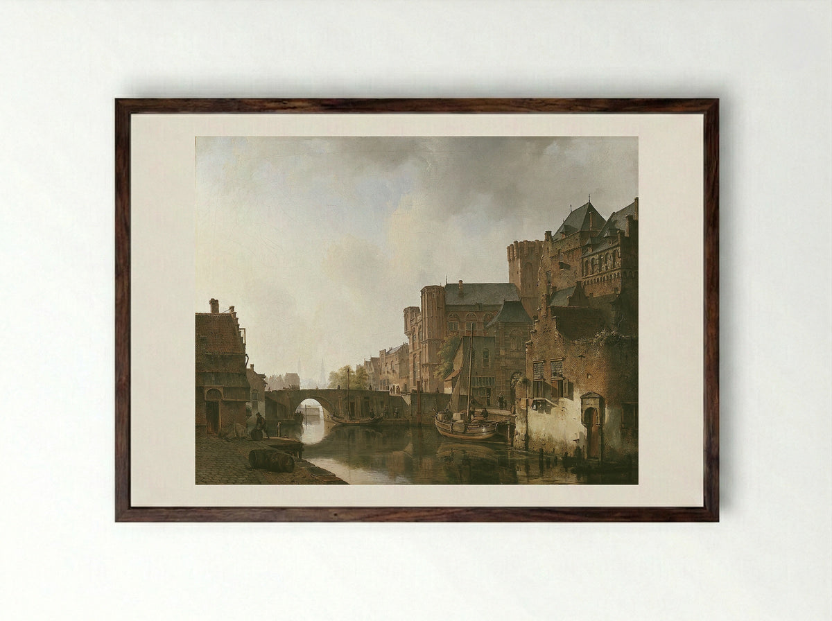 Gezicht op een gracht in een stad - Kasparus Karsen - Framed Print Dark Wood