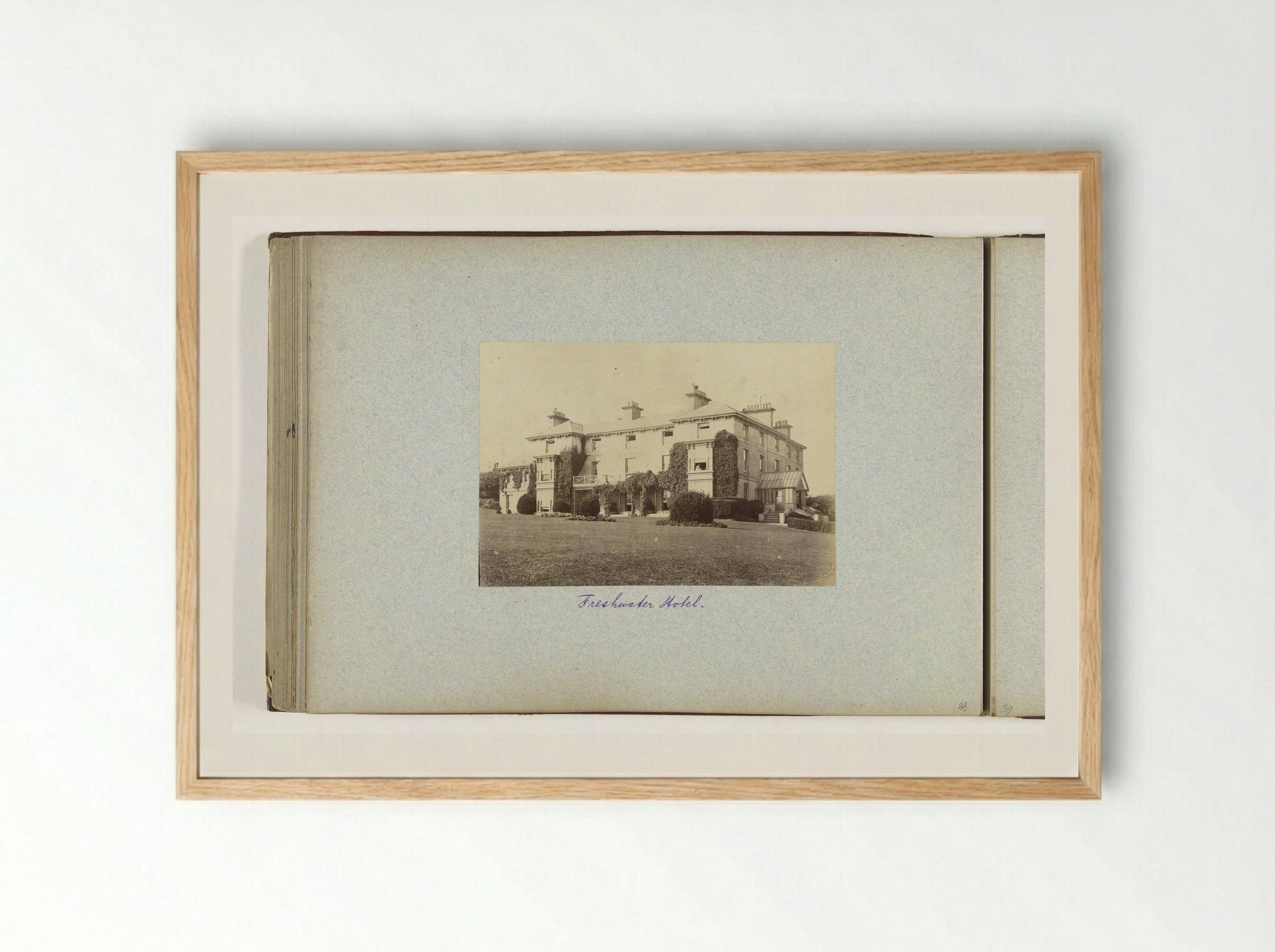 Gezicht op het Freshwater Hotel te Freshwater - Henry Pauw van Wieldrecht - Framed Print Wood