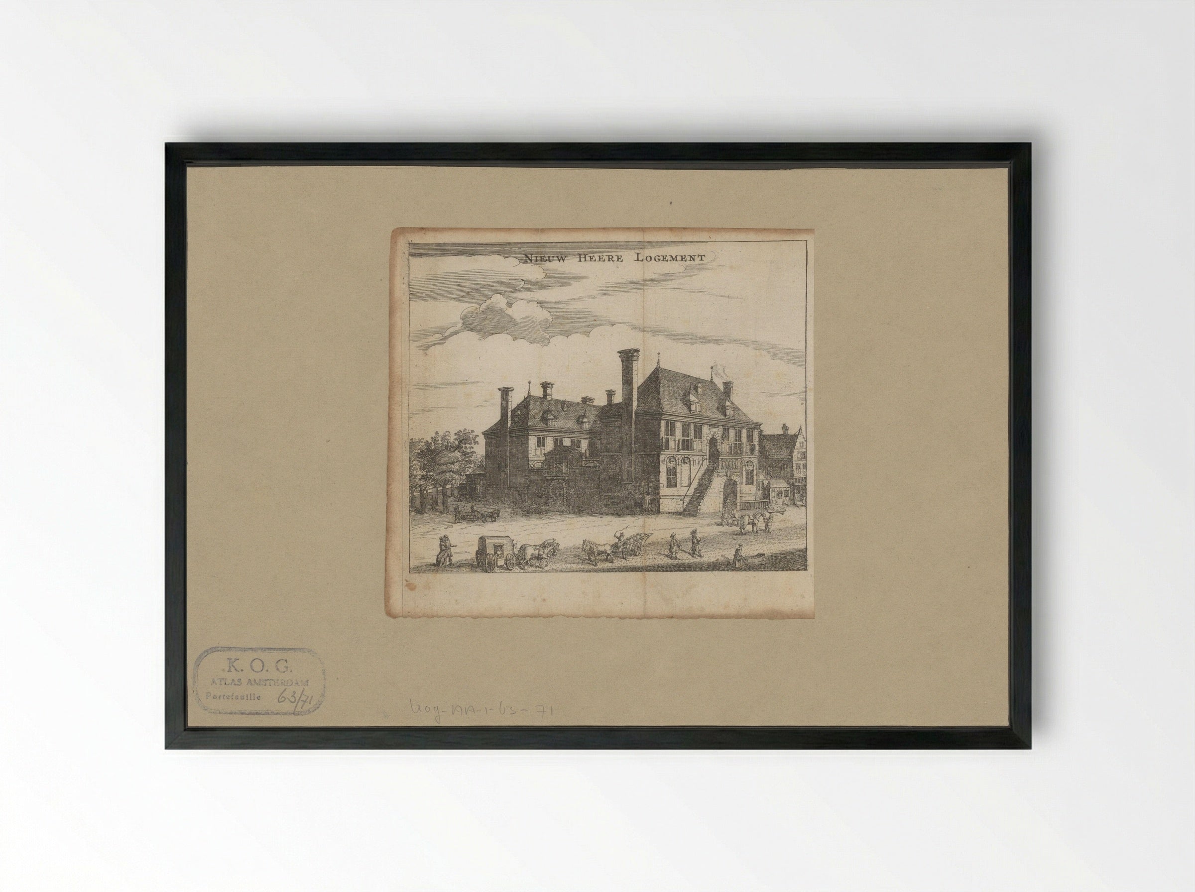 Gezicht op het Nieuwezijds Heerenlogement in Amsterdam - Jan Veenhuysen - Framed Print Black