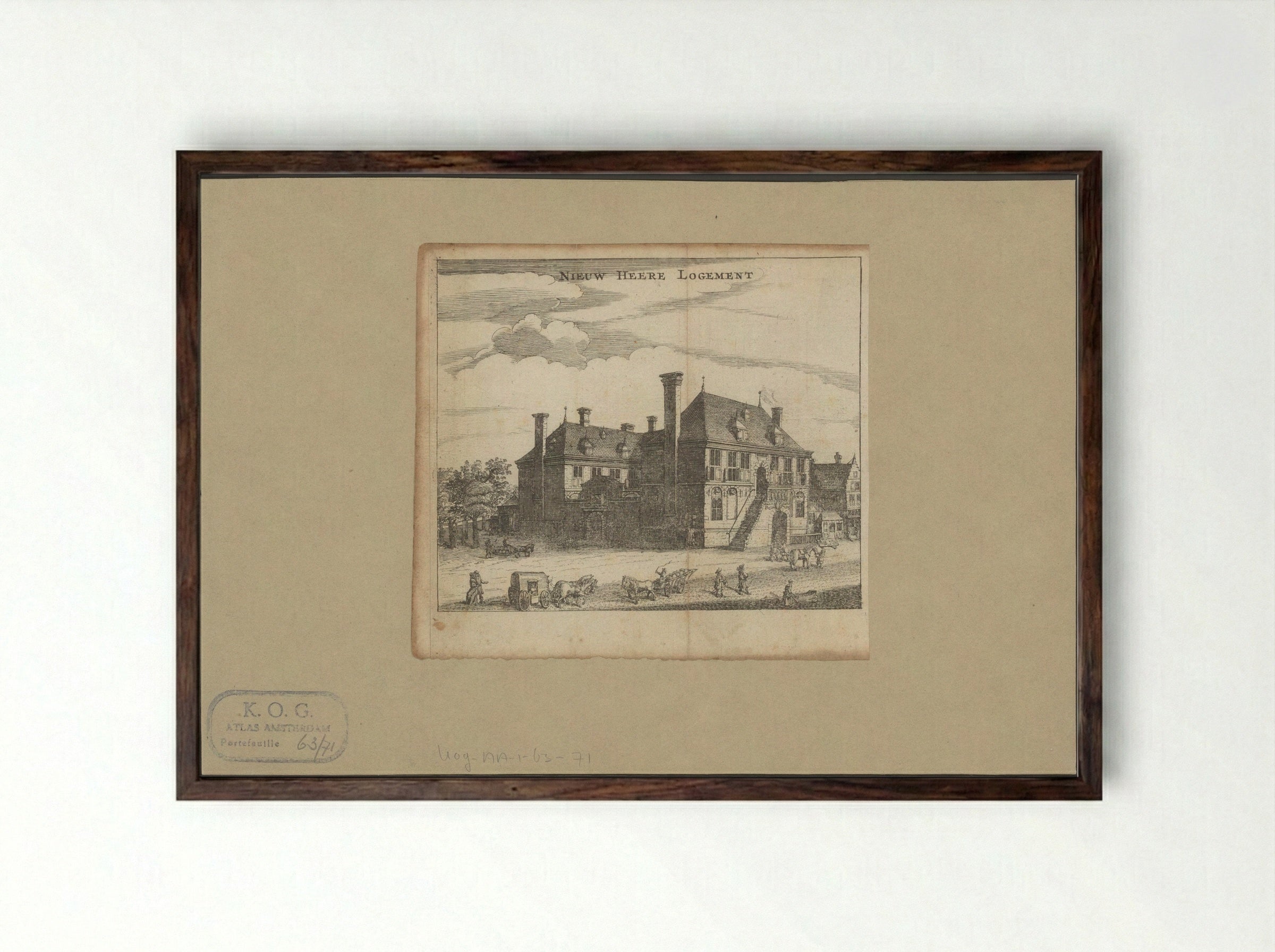 Gezicht op het Nieuwezijds Heerenlogement in Amsterdam - Jan Veenhuysen - Framed Print Dark Wood
