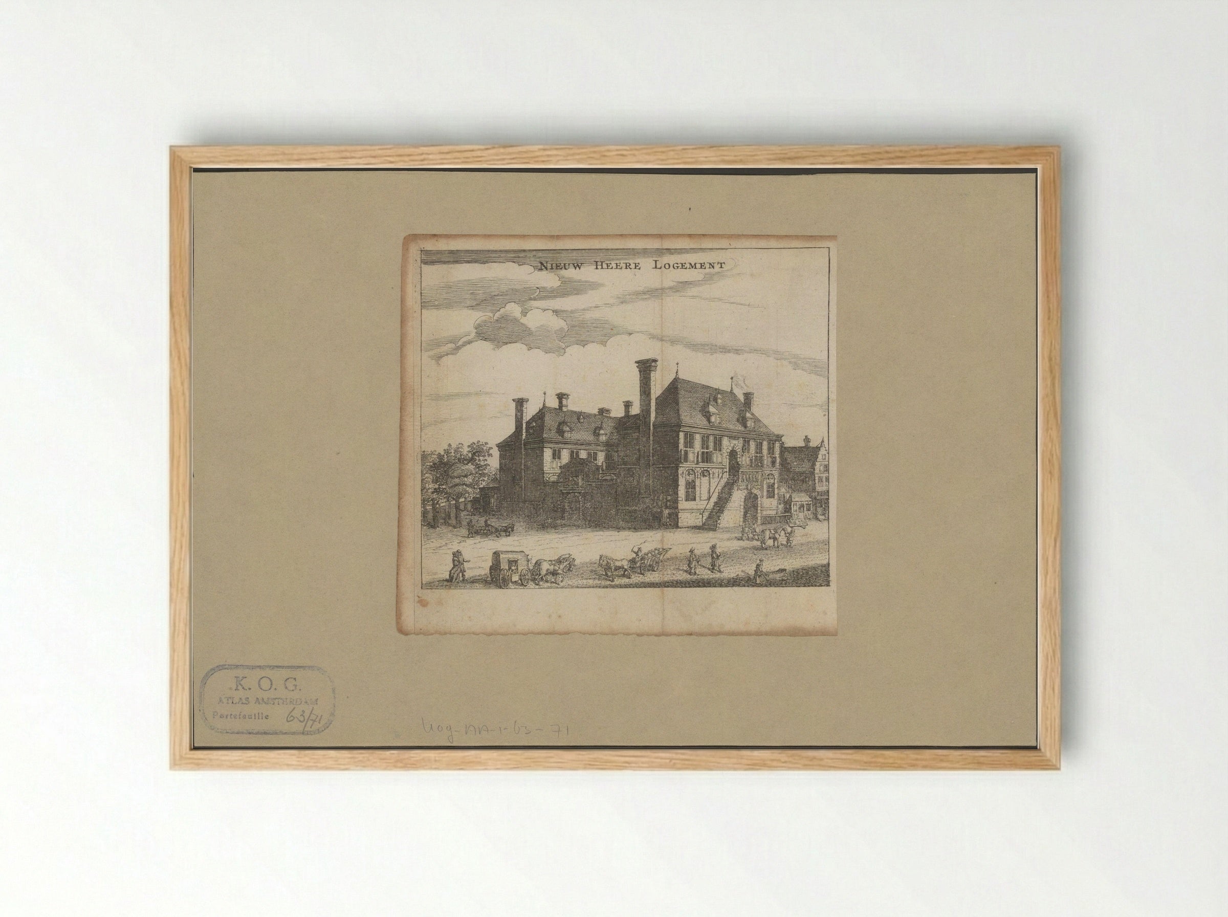 Gezicht op het Nieuwezijds Heerenlogement in Amsterdam - Jan Veenhuysen - Framed Print Wood
