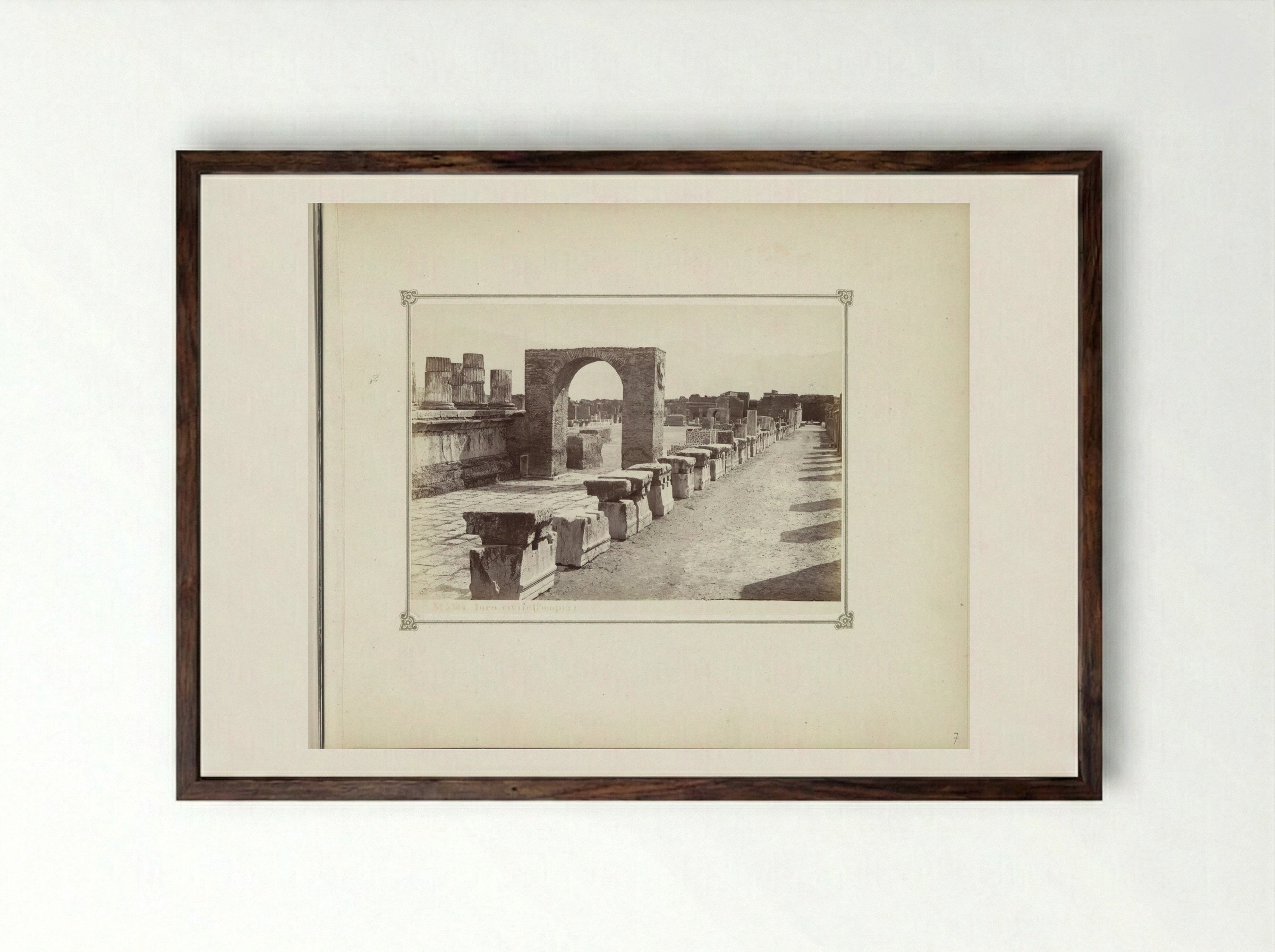 Gezicht op restanten van het forum te Pompeï - Giorgio Sommer - Framed Print Dark Wood