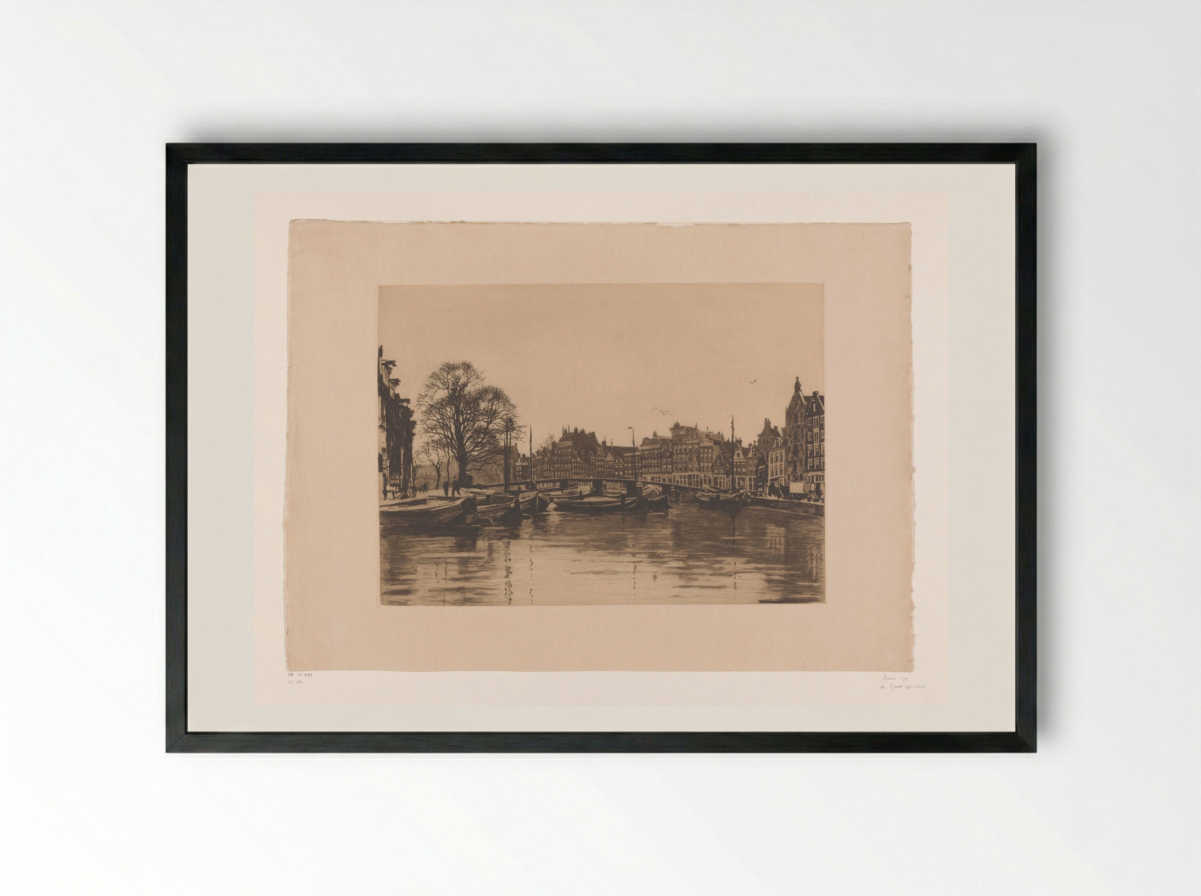 Gezicht vanaf de Waalseilandsgracht op de Bantammerbrug in Amsterdam - Willem Witsen - Framed Print Black