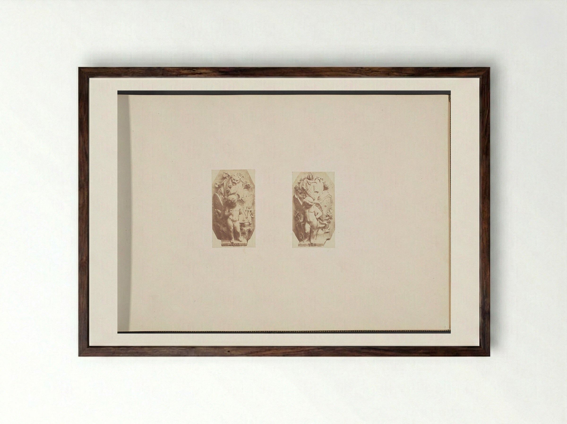 Gipsmodellen voor beeldhouwwerken op het Palais du Louvre: Enfant et attributs - Édouard Denis Baldus - Framed Print Dark Wood