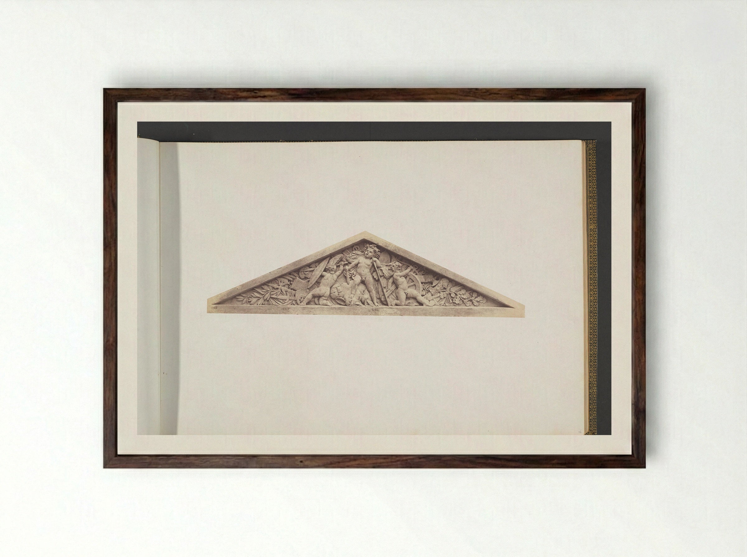 Gipsmodellen voor beeldhouwwerken op het Palais du Louvre: La Guerre - Édouard Denis Baldus - Framed Print Dark Wood