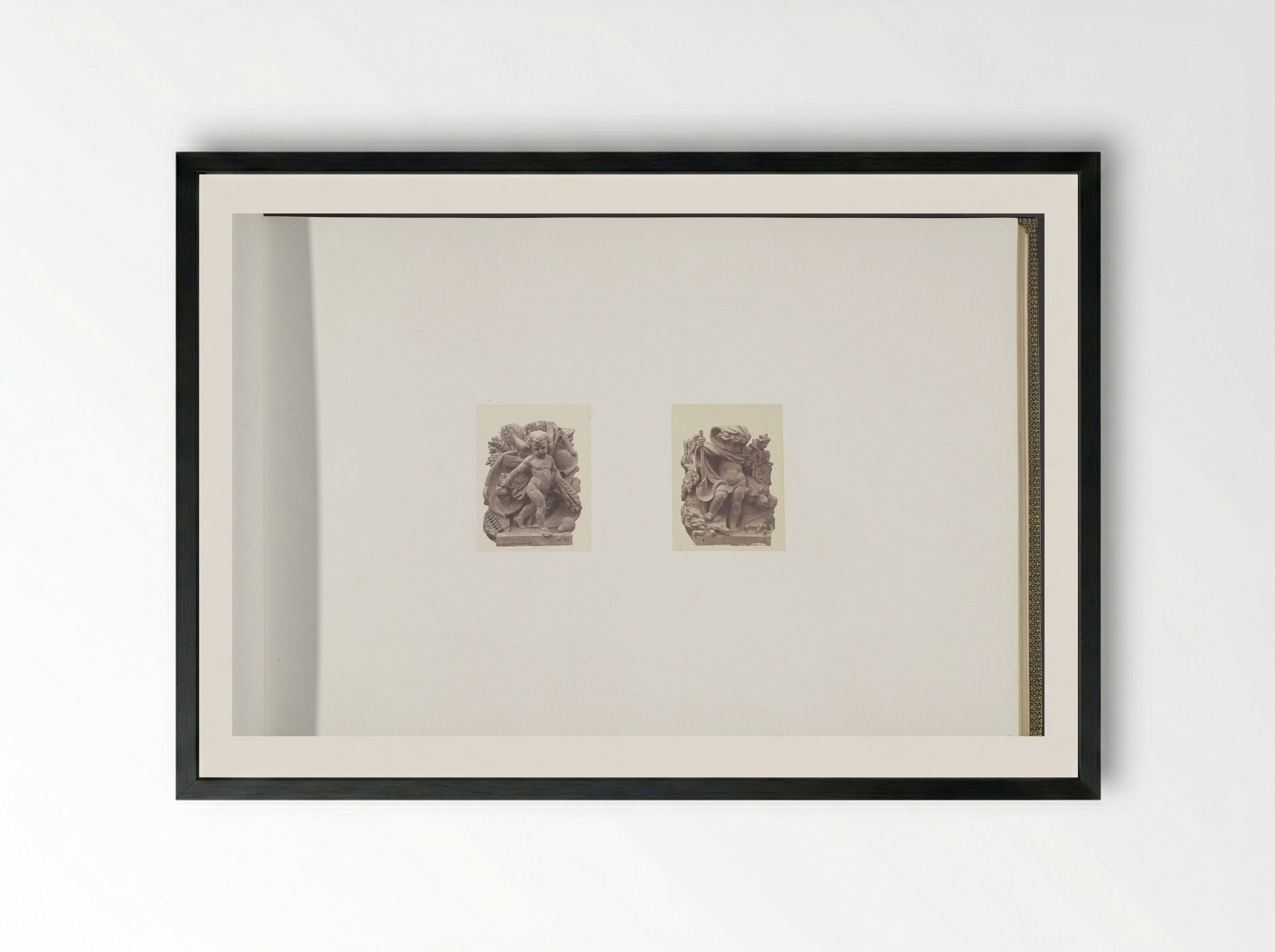 Gipsmodellen voor beeldhouwwerken op het Palais du Louvre - Édouard Denis Baldus - Framed Print Black