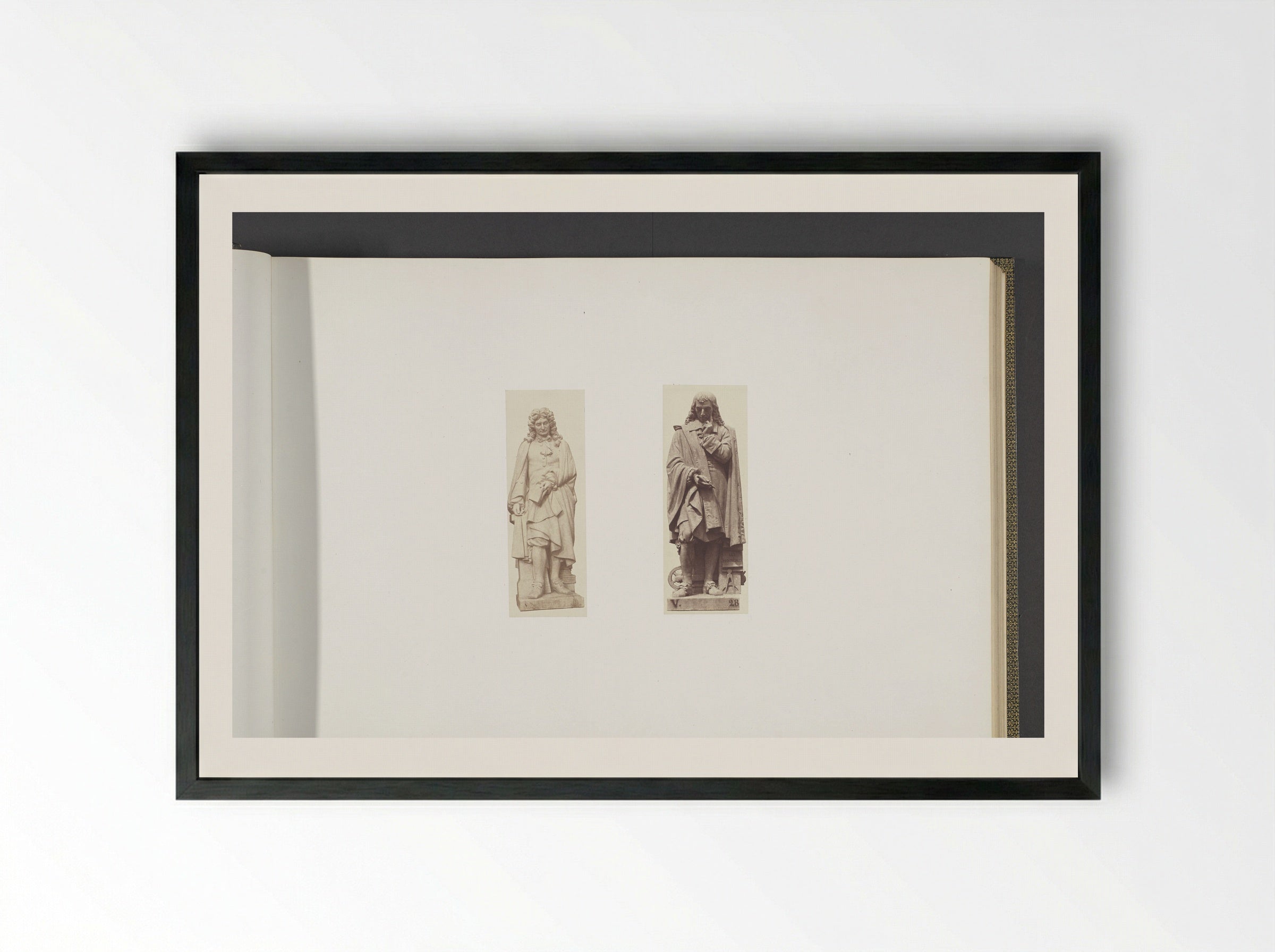 Gipsmodellen voor beeldhouwwerken op het Palais du Louvre - Édouard Denis Baldus - Framed Print Black
