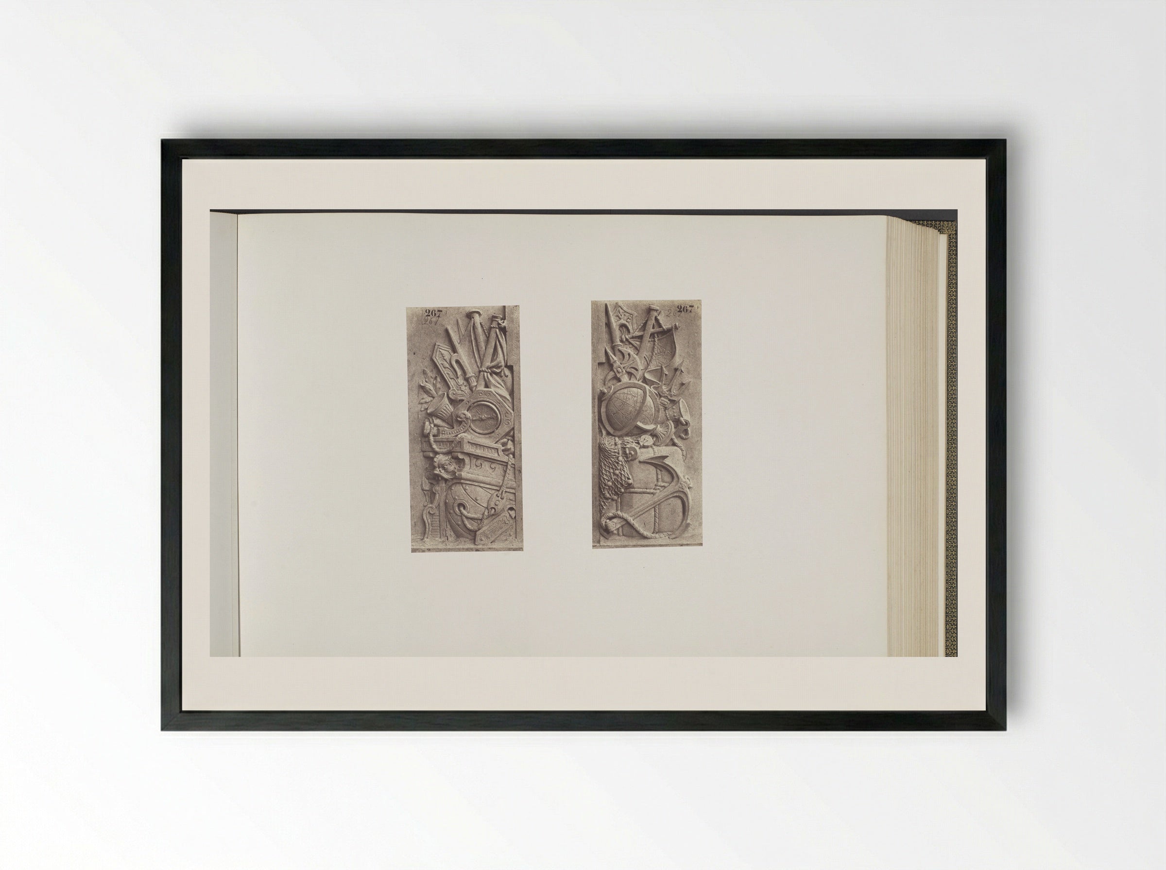 Gipsmodellen voor beeldhouwwerken op het Palais du Louvre - Édouard Denis Baldus - Framed Print Black