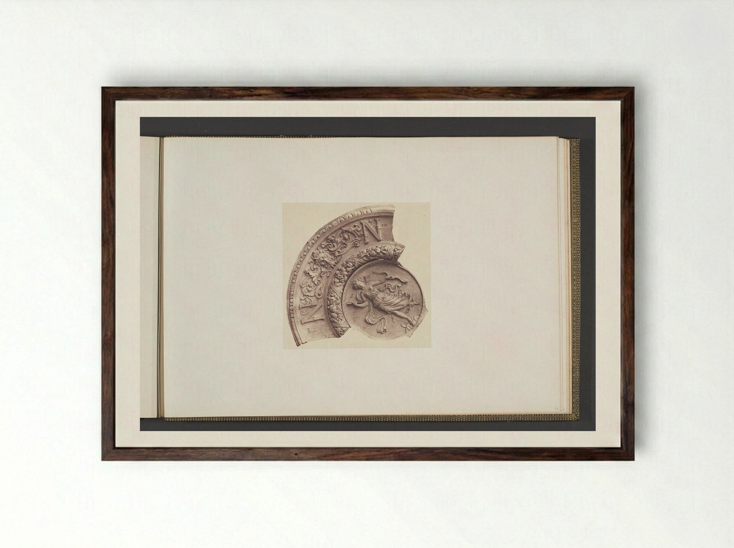Gipsmodellen voor een gewelfversiering van het Palais du Louvre door Victor Corbel - Édouard Denis Baldus - Framed Print Dark Wood
