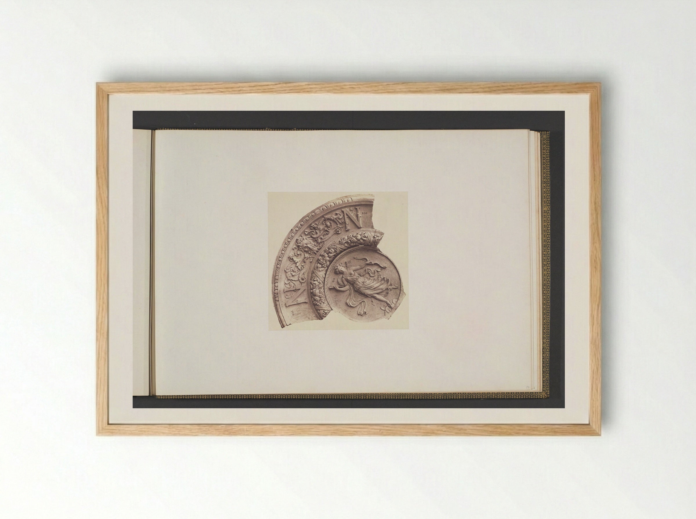 Gipsmodellen voor een gewelfversiering van het Palais du Louvre door Victor Corbel - Édouard Denis Baldus - Framed Print Wood