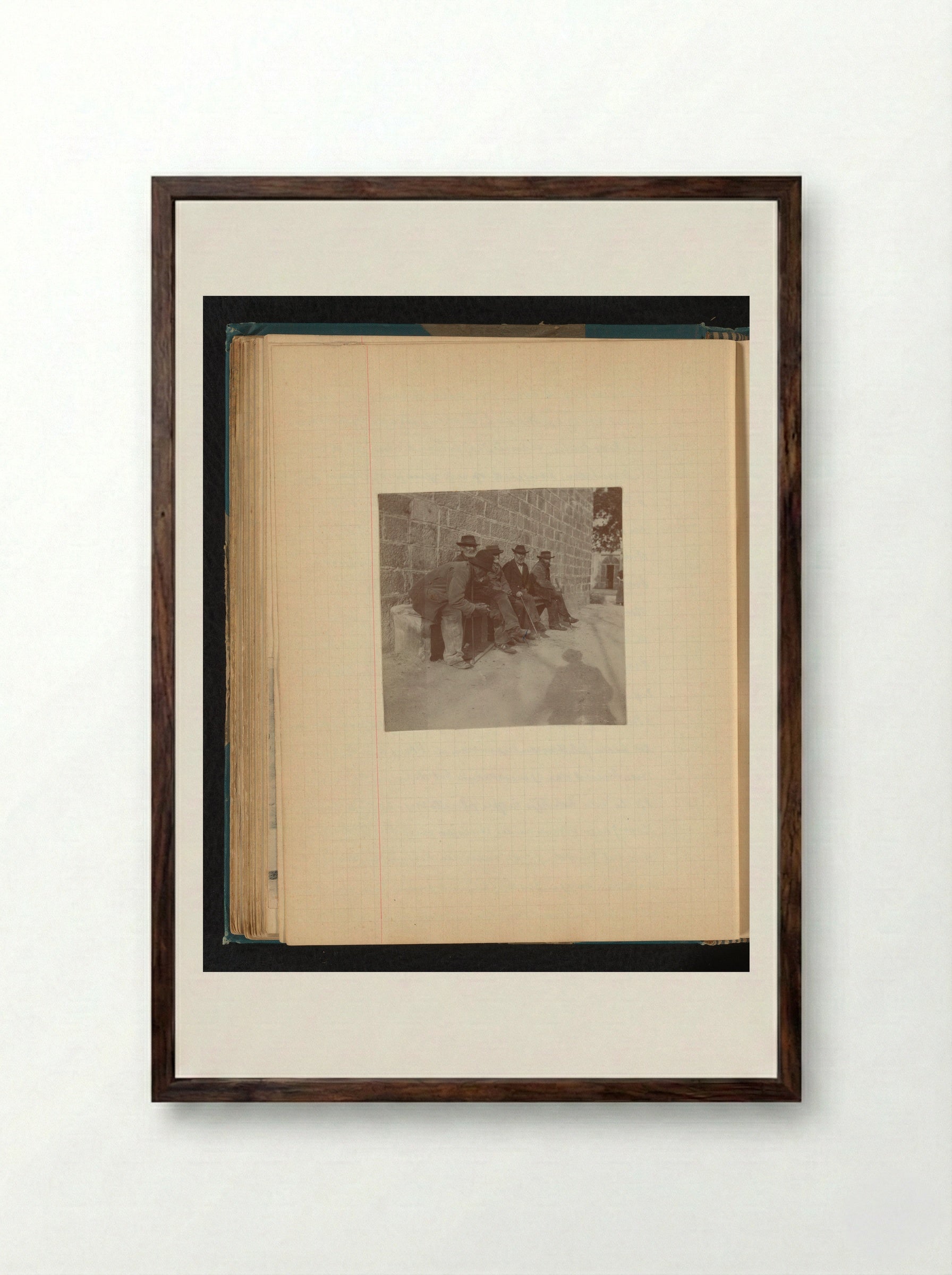 Groep oudere mannen met hoeden zitten op een bank voor een stenen muur in Ajaccio, Corsica - Théodore van Lelyveld - Framed Print Dark Wood