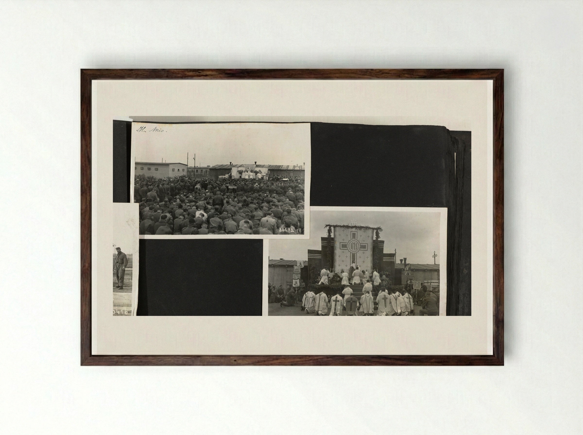 H. Mis / Openlucht altaar - Dick W.B. van Maarseveen - Framed Print Dark Wood