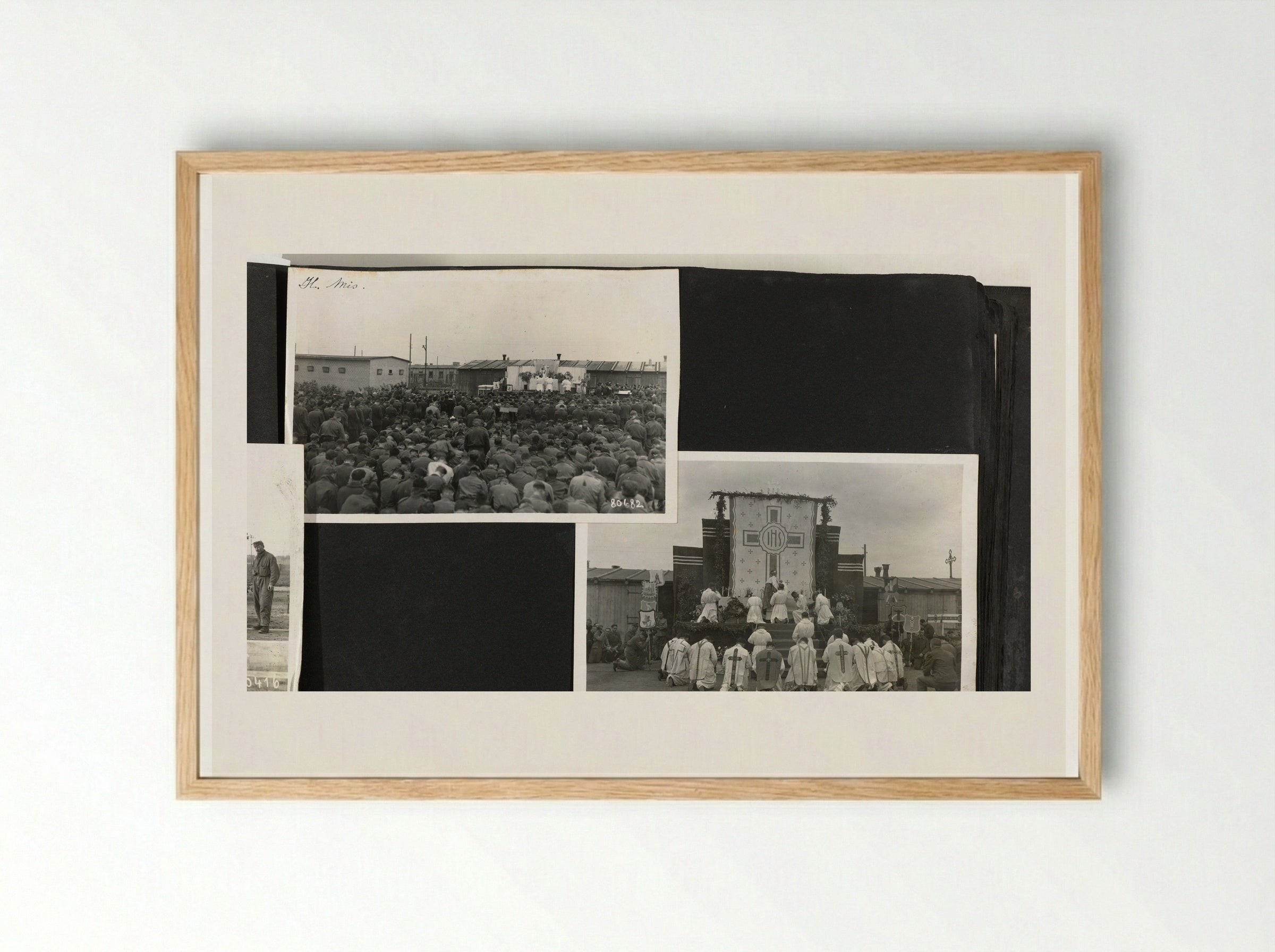 H. Mis / Openlucht altaar - Dick W.B. van Maarseveen - Framed Print Wood