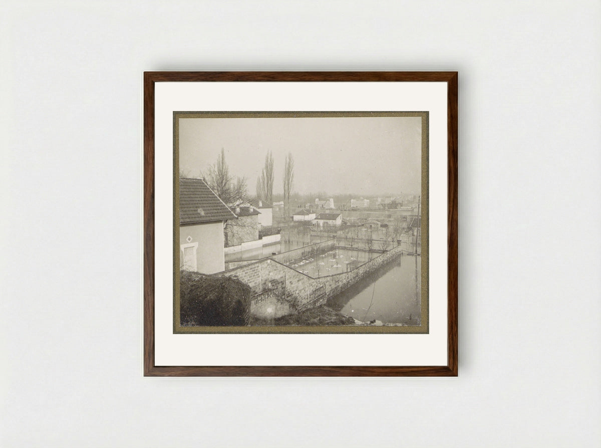 Huizen en tuinen in een ondergelopen buitenwijk van Parijs - G. Dangereux - Framed Print Dark Wood