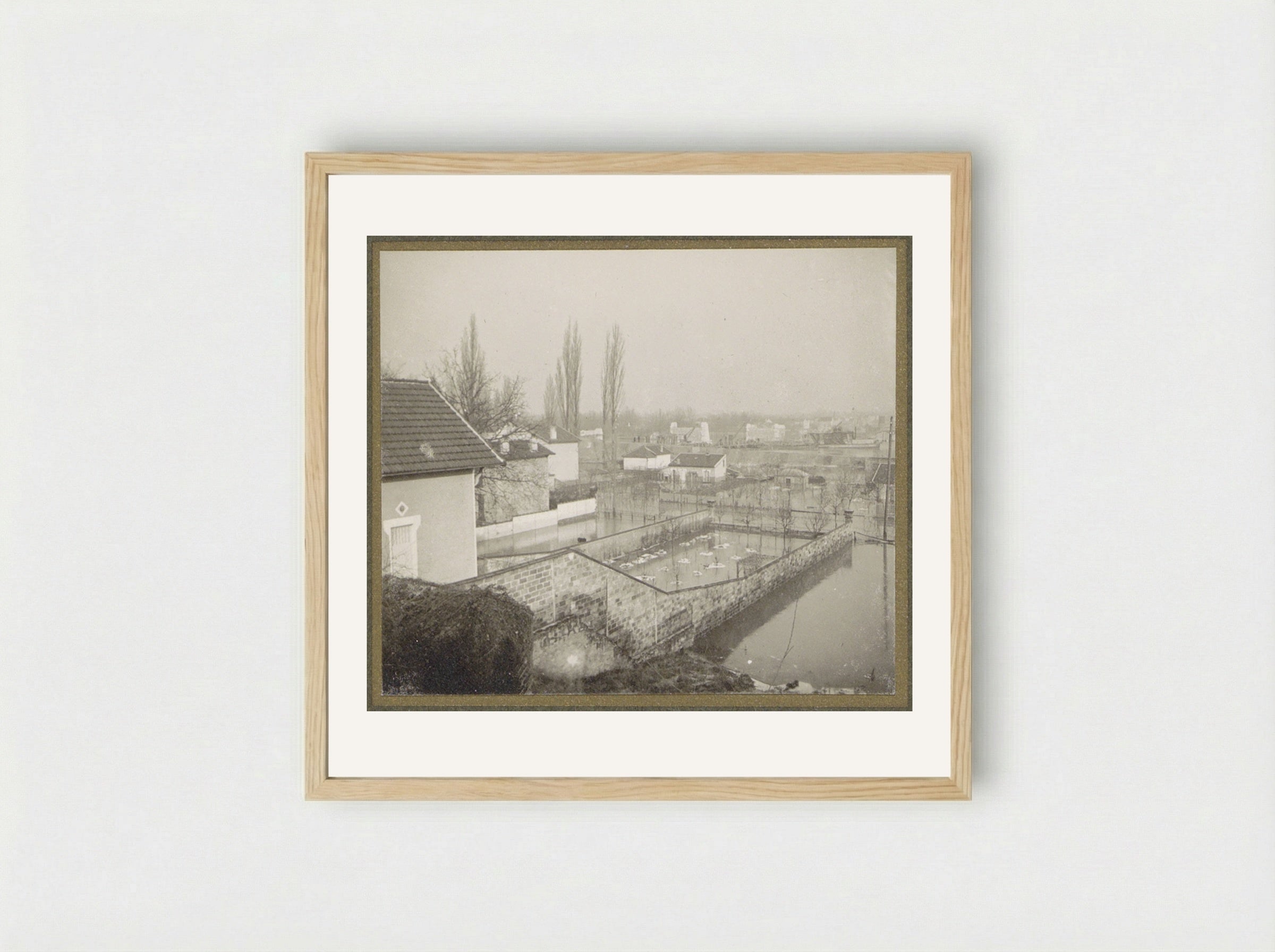 Huizen en tuinen in een ondergelopen buitenwijk van Parijs - G. Dangereux - Framed Print Wood