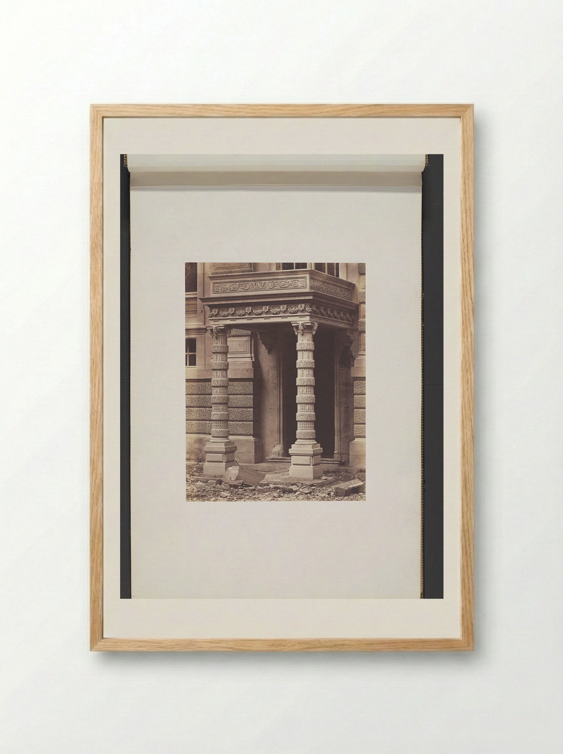 Ingang aan de Cour Lefuel van het Palais du Louvre - Édouard Denis Baldus - Framed Print Wood