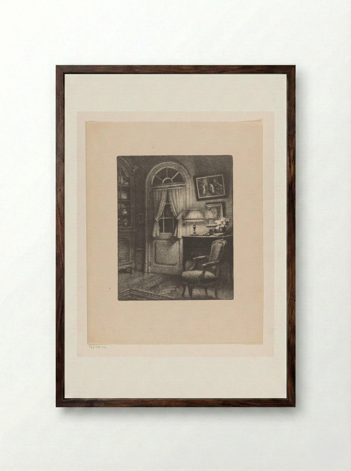 Interieur met leunstoel, bij lamplicht - René Janssens - Framed Print Dark Wood