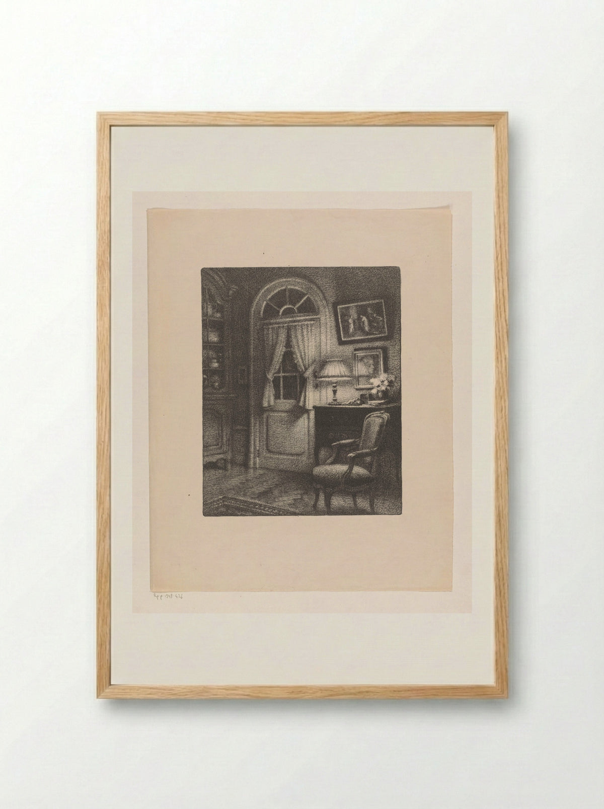 Interieur met leunstoel, bij lamplicht - René Janssens - Framed Print Wood