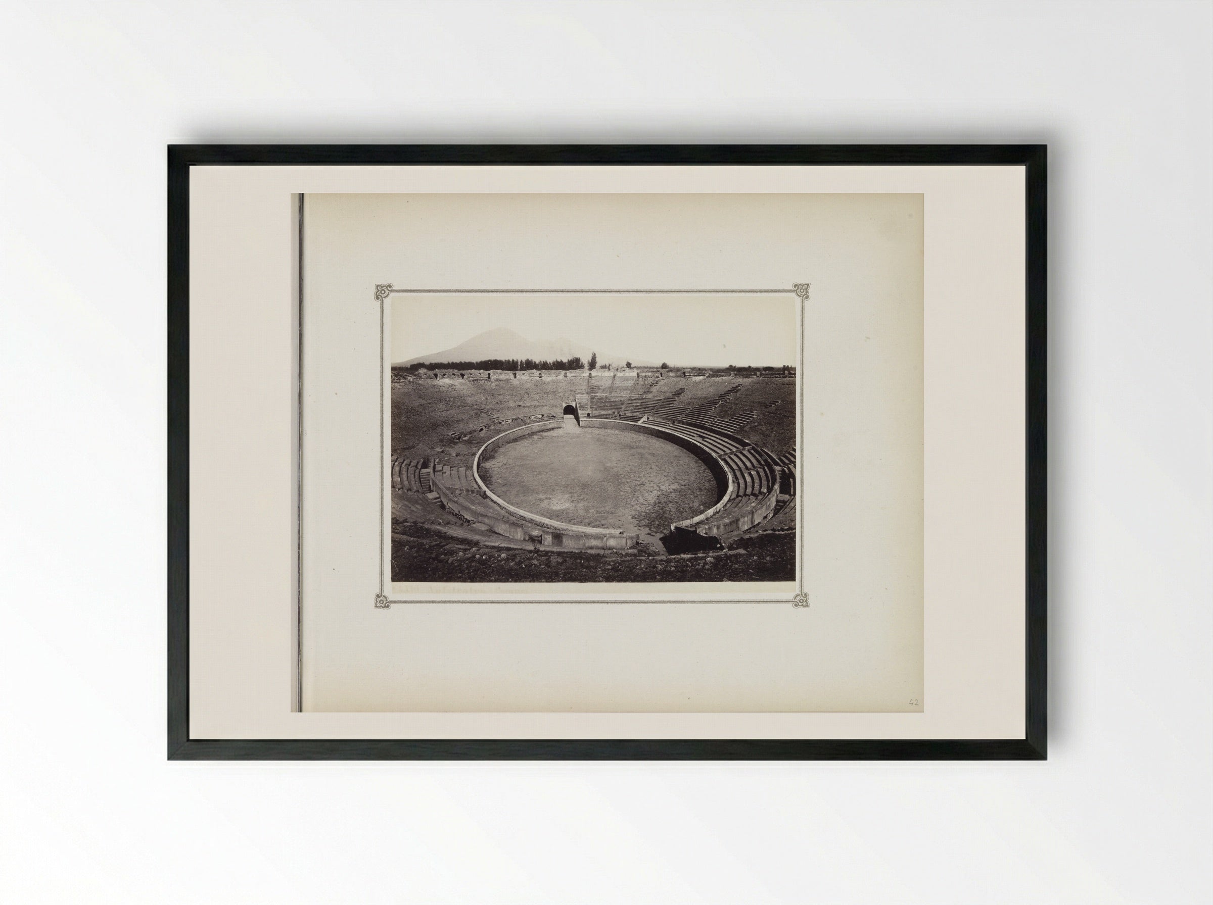 Interieur van het amfitheater in Pompeï - Giorgio Sommer - Framed Print Black