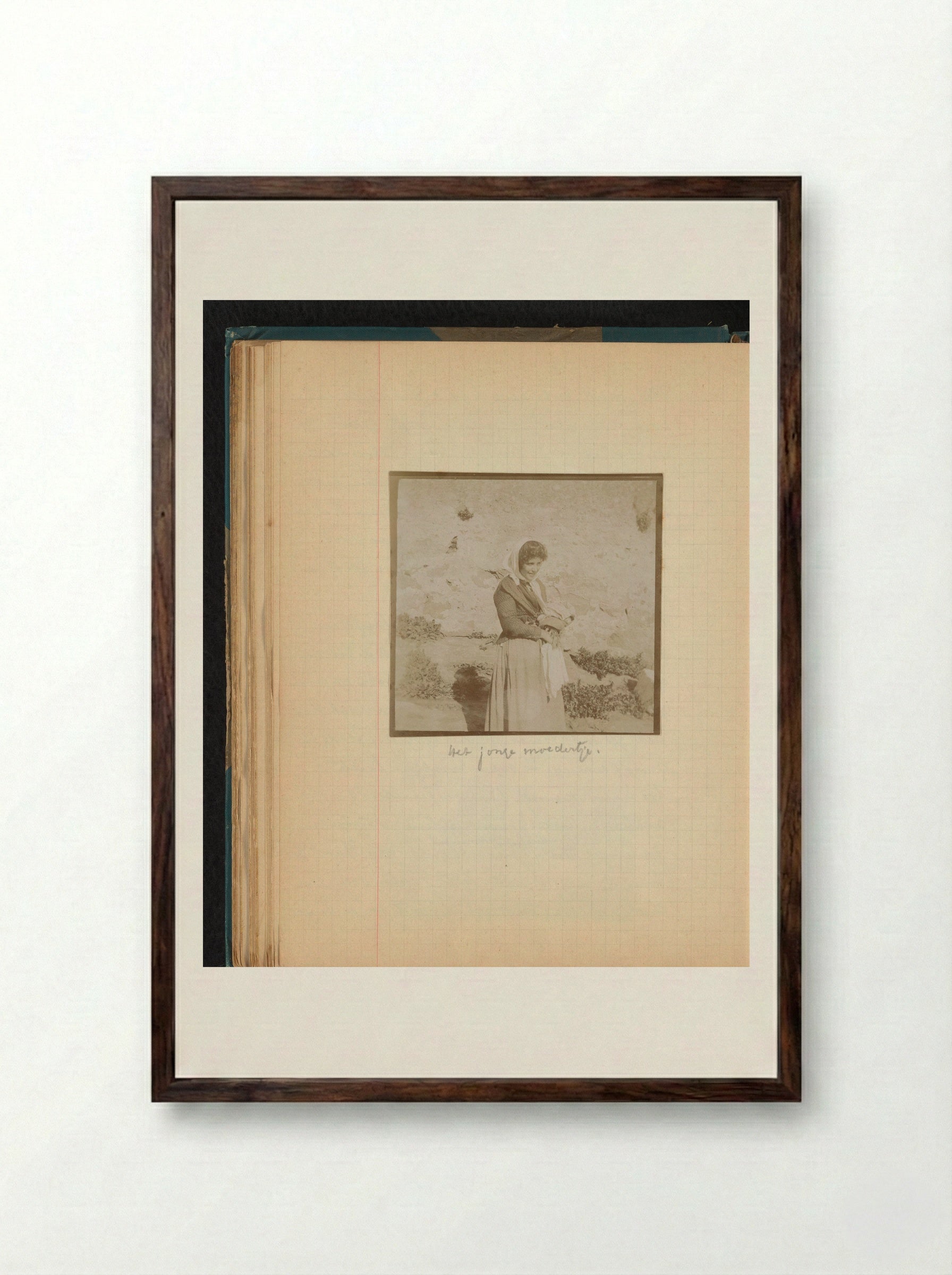 Jonge vrouw met baby gewikkeld in doeken - Théodore van Lelyveld - Framed Print Dark Wood