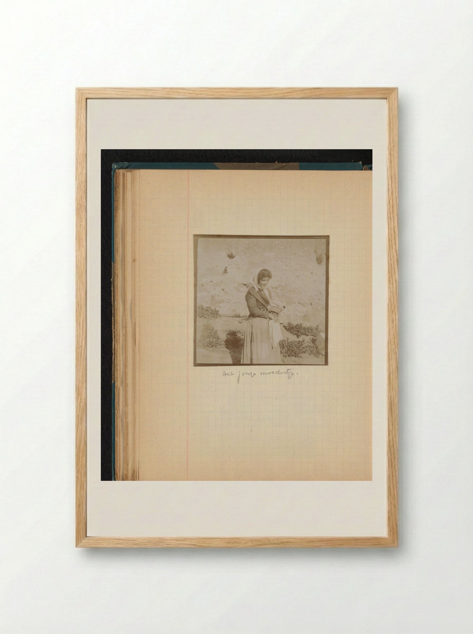 Jonge vrouw met baby gewikkeld in doeken - Théodore van Lelyveld - Framed Print Wood