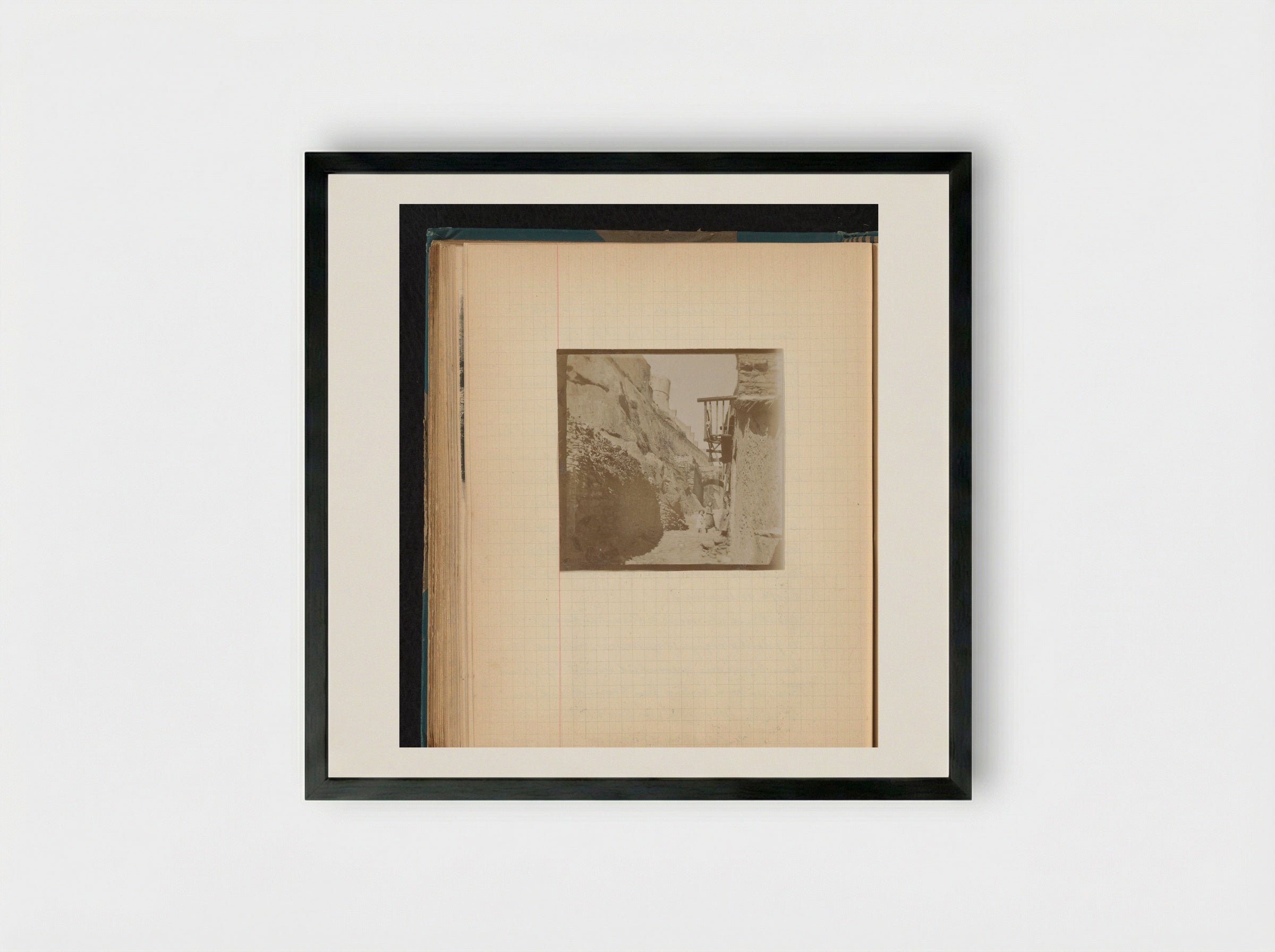 Kinderen in een steeg nabij de citadel in Corté, Corsica - Théodore van Lelyveld - Framed Print Black
