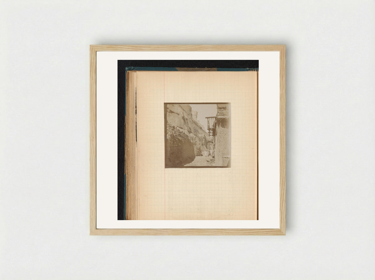 Kinderen in een steeg nabij de citadel in Corté, Corsica - Théodore van Lelyveld - Framed Print Wood