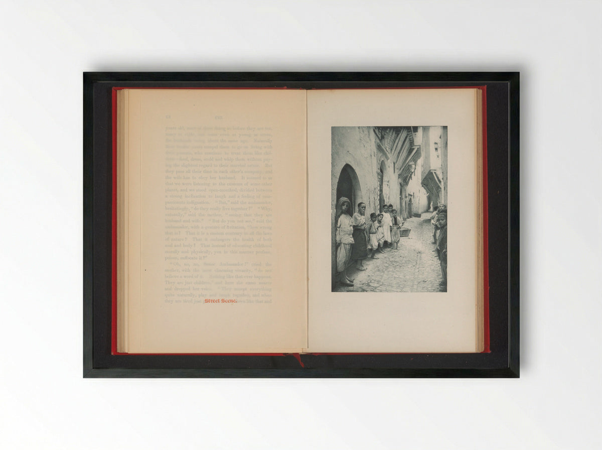 Kinderen in een straat te Fez - Hazzard & Stambach - Framed Print Black