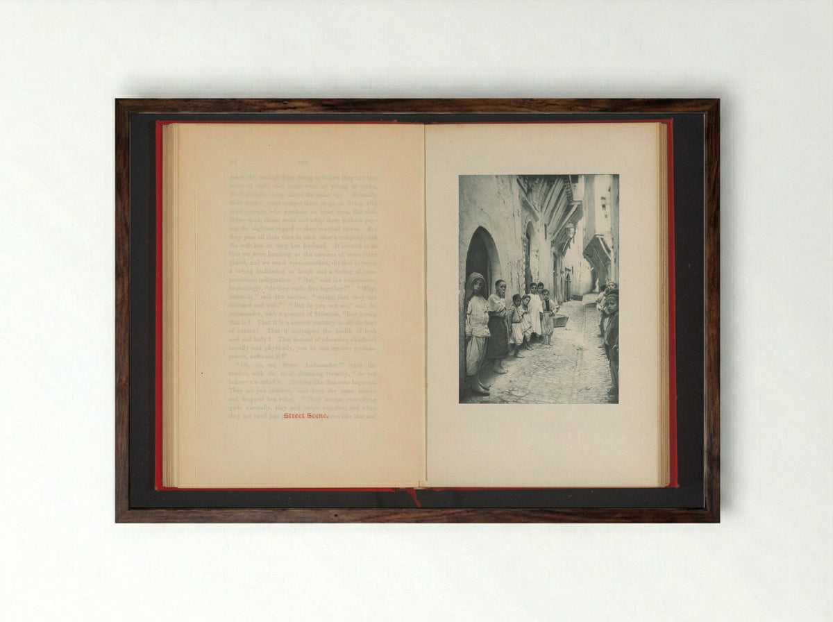 Kinderen in een straat te Fez - Hazzard & Stambach - Framed Print Dark Wood