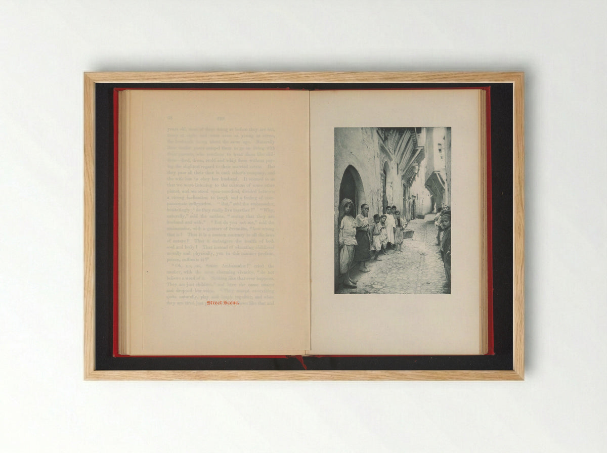 Kinderen in een straat te Fez - Hazzard & Stambach - Framed Print Wood