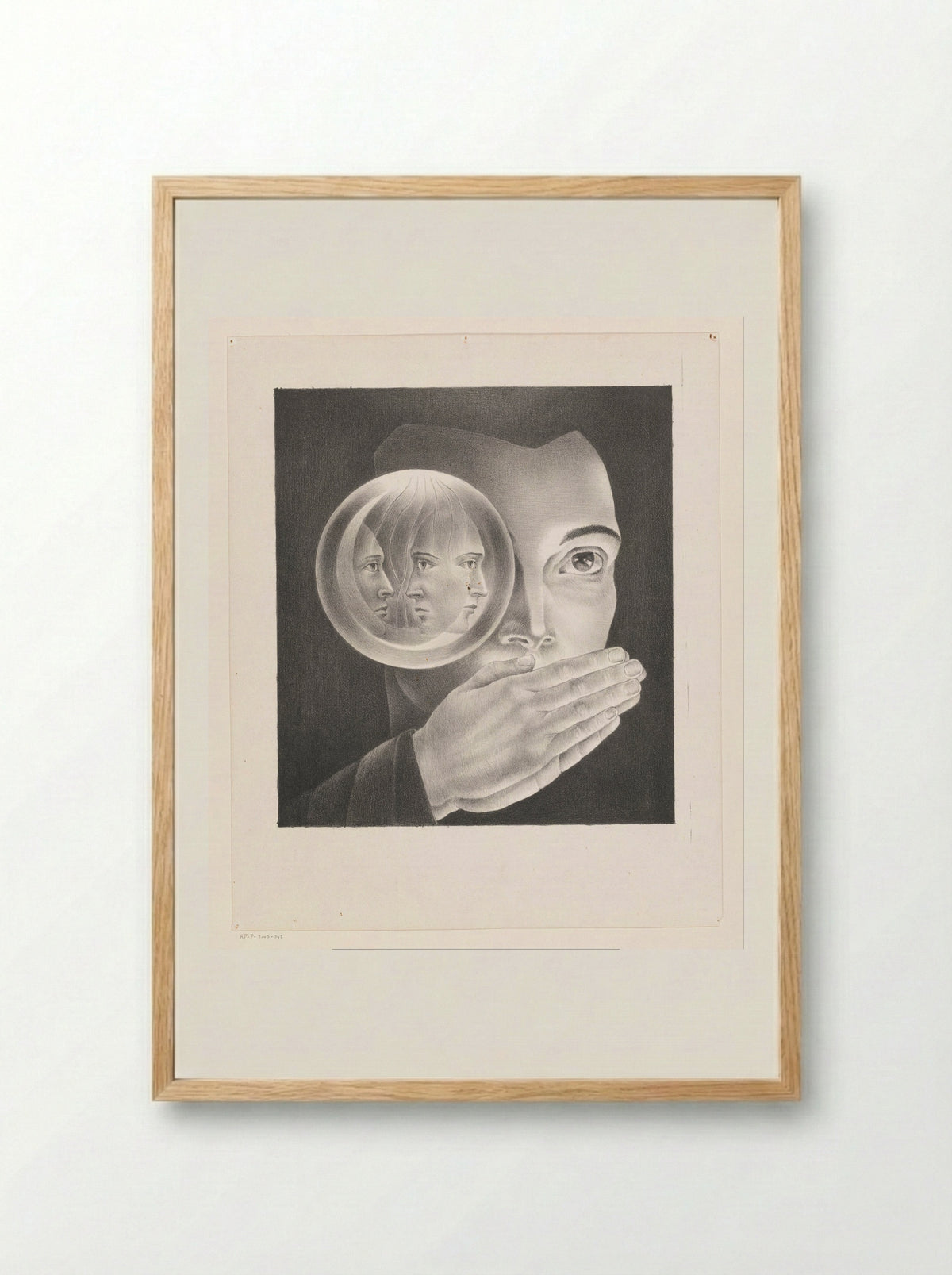 Kop met gevouwen handen en een bol met daarin gezichten - Riek Wesseling - Framed Print Wood