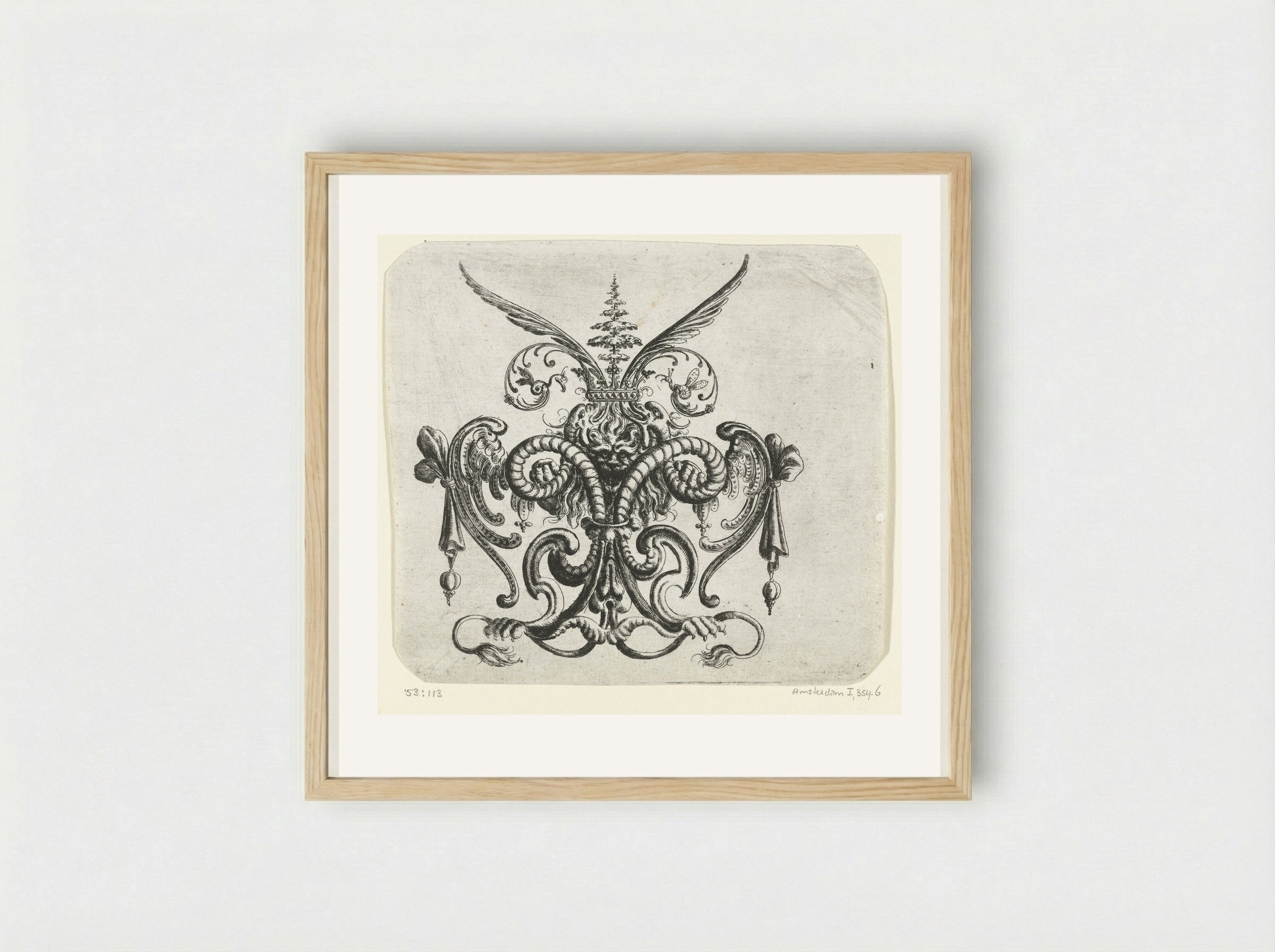 Leeuwenkop tussen twee gekrulde slangen - Christoph Jamnitzer - Framed Print Wood