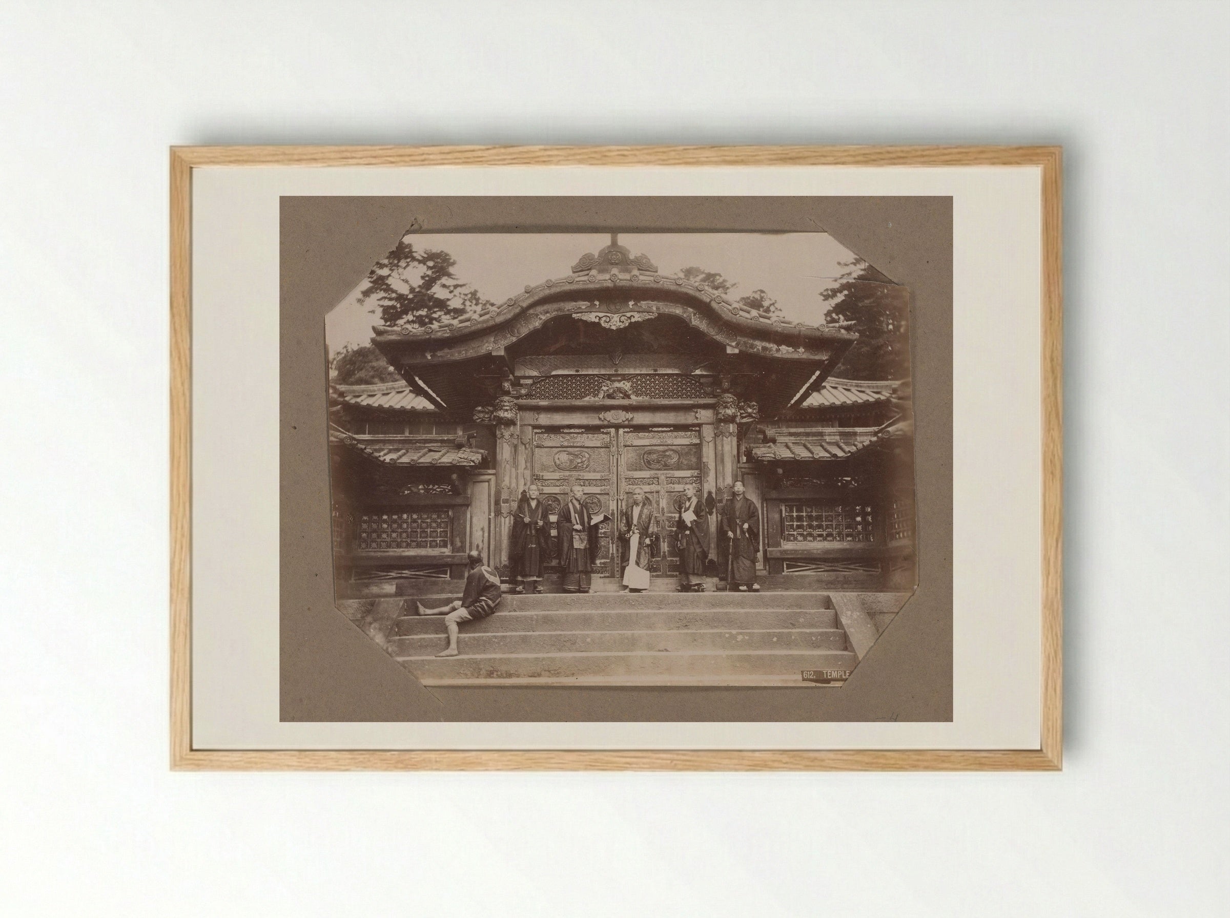 Mannen bij de poort van een tempel in Shiba, Tokyo, Japan - Kusakabe Kimbei - Framed Print Wood