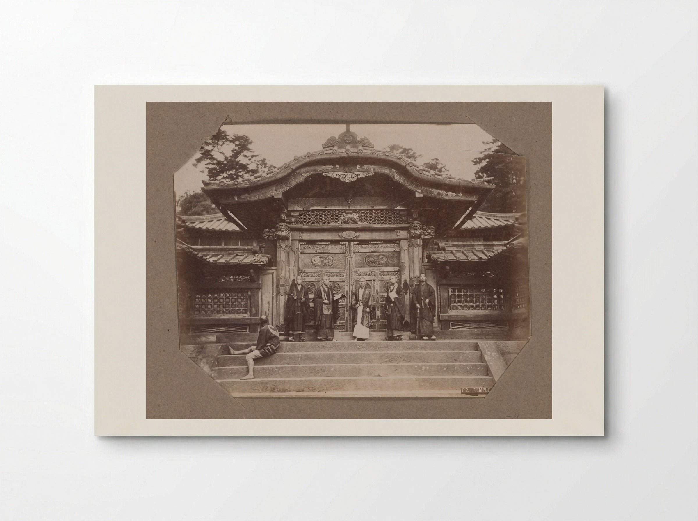 Mannen bij de poort van een tempel in Shiba, Tokyo, Japan - Kusakabe Kimbei - Poster