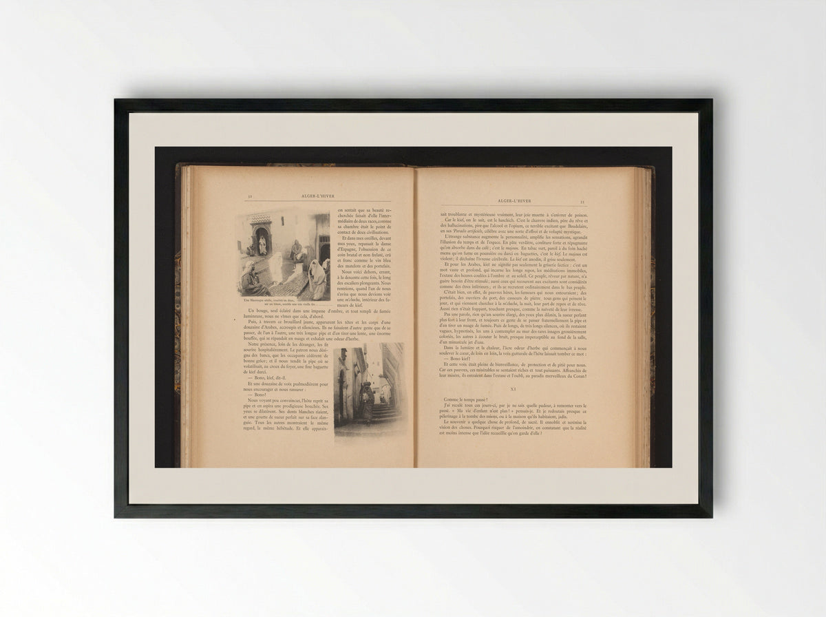 Mensen dragen spullen op het hoofd in een straat in de kasba van Algiers, Algerije - Jules Gervais-Courtellemont - Framed Print Black