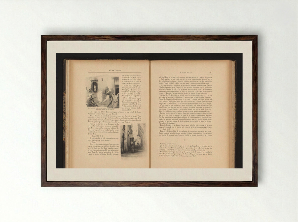 Mensen dragen spullen op het hoofd in een straat in de kasba van Algiers, Algerije - Jules Gervais-Courtellemont - Framed Print Dark Wood