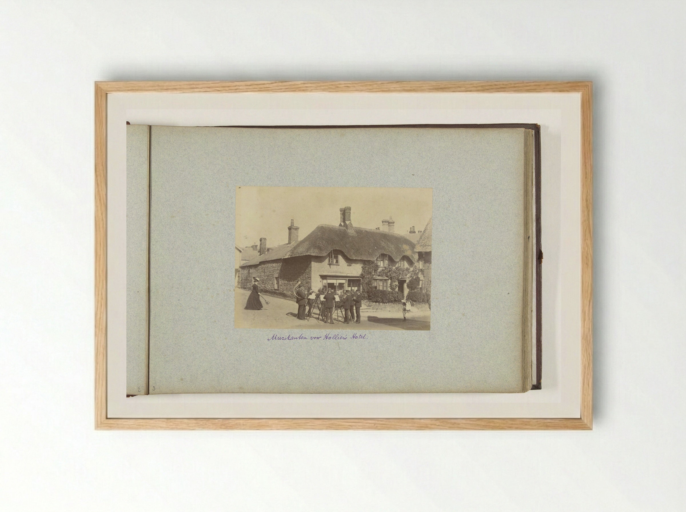 Muzikanten voor Hollier's Hotel te Shanklin - Henry Pauw van Wieldrecht - Framed Print Wood