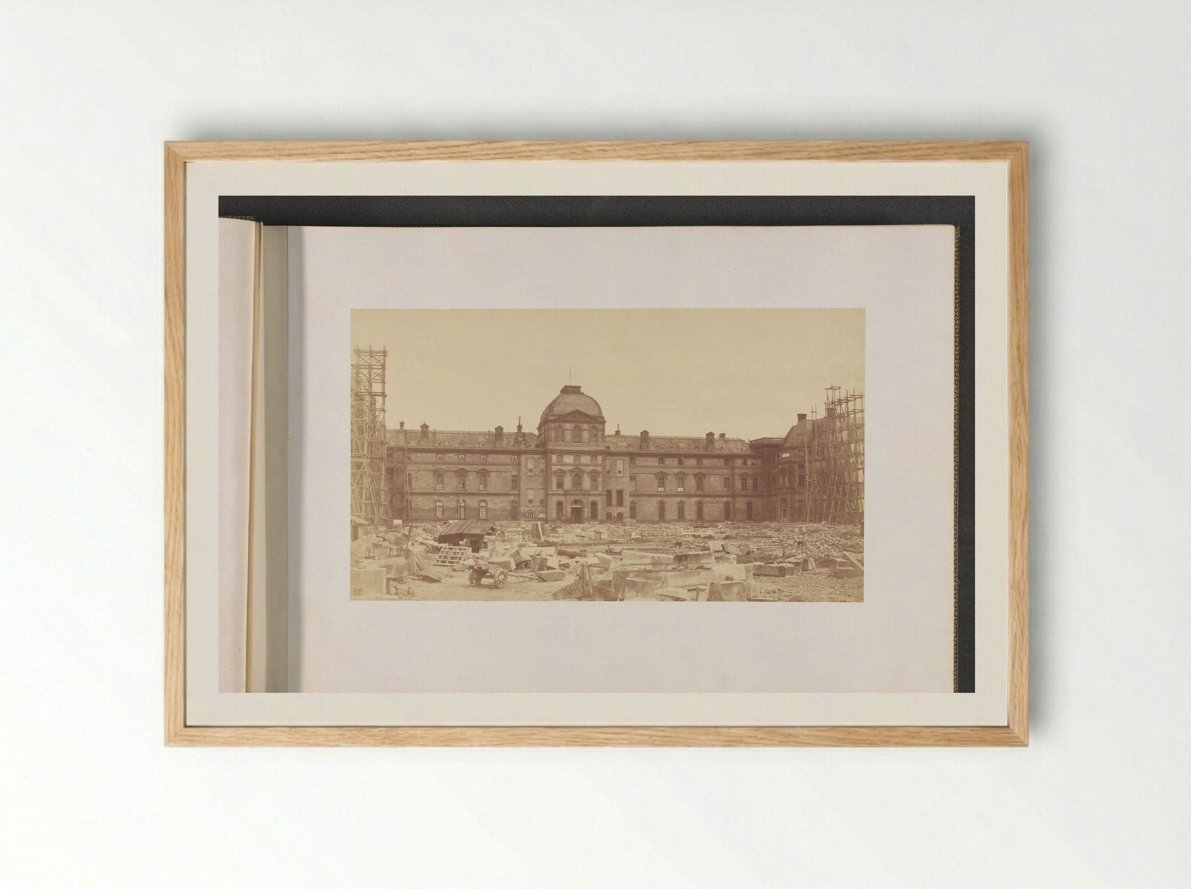 Nieuwe Louvre in aanbouw: gezicht op La cour Napoléon gezien vanaf Carrousel - Édouard Denis Baldus - Framed Print Wood